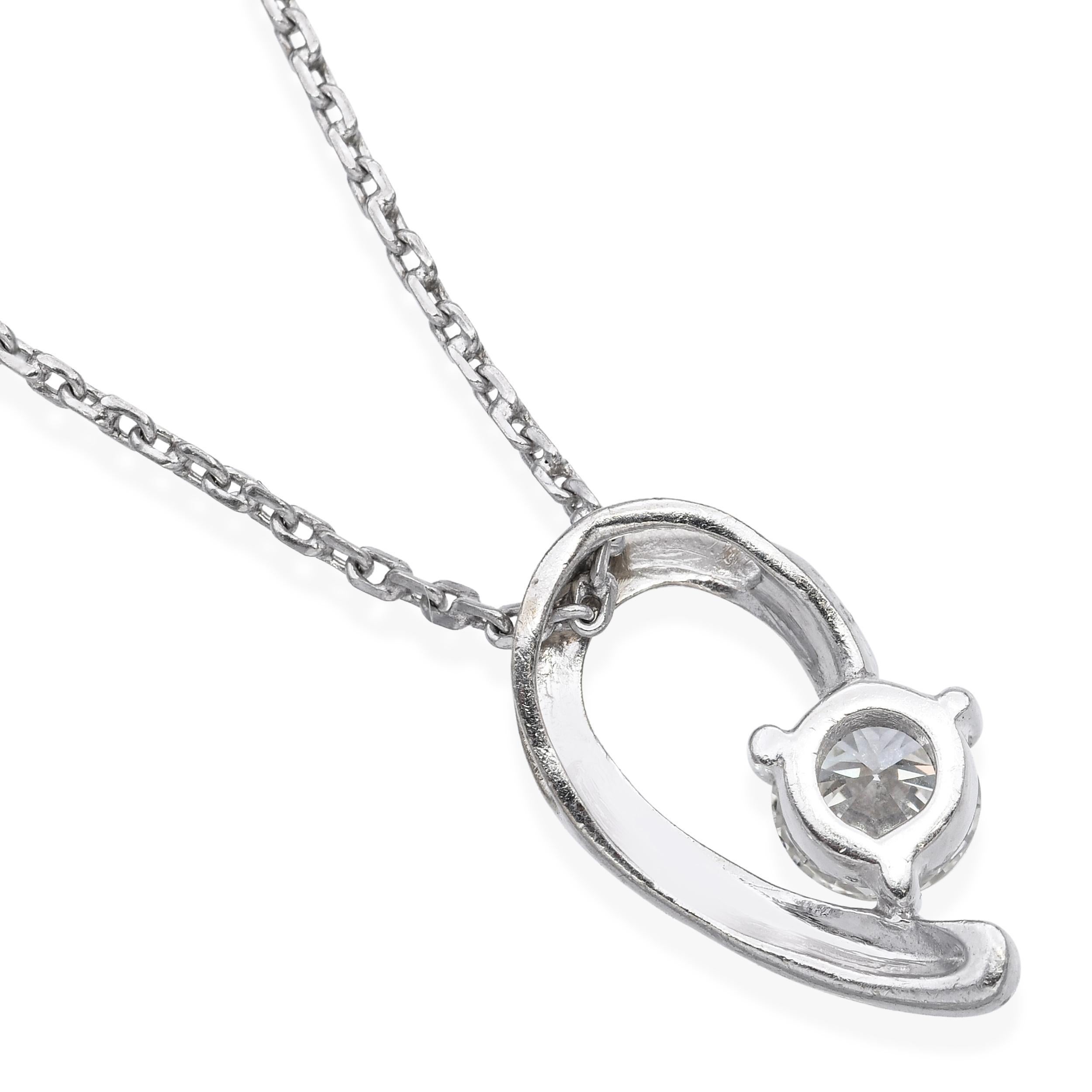 Elegante e senza tempo, questo ciondolo vintage presenta un diamante brillante da 0,52 carati incastonato in un luccicante oro bianco da 18 carati. Il diamante è messo in bella mostra in una montatura minimalista ma raffinata, che permette al suo
