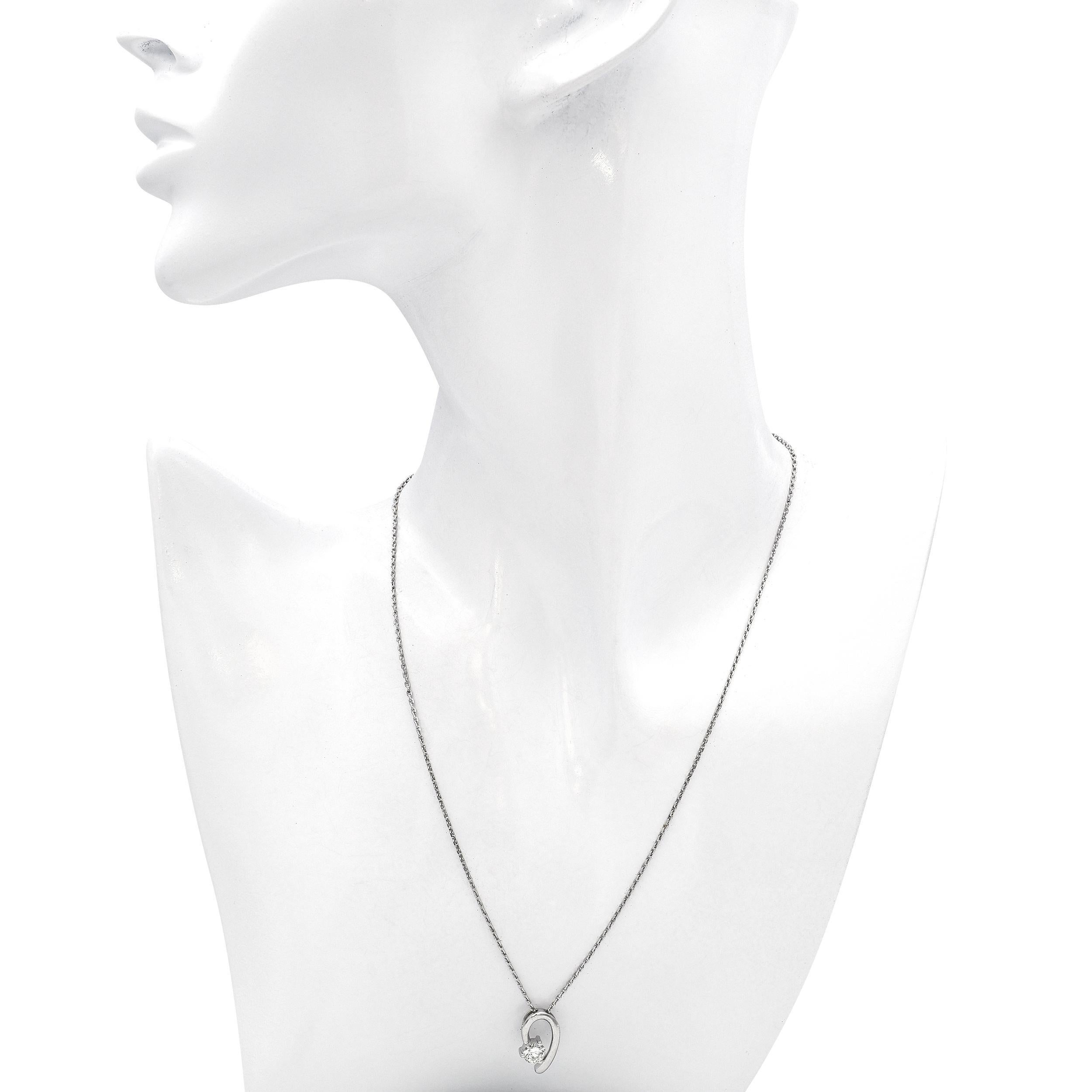 Taglio brillante Ciondolo con diamante da 0,52 carati in oro bianco 18 carati e collana con catena in platino in vendita