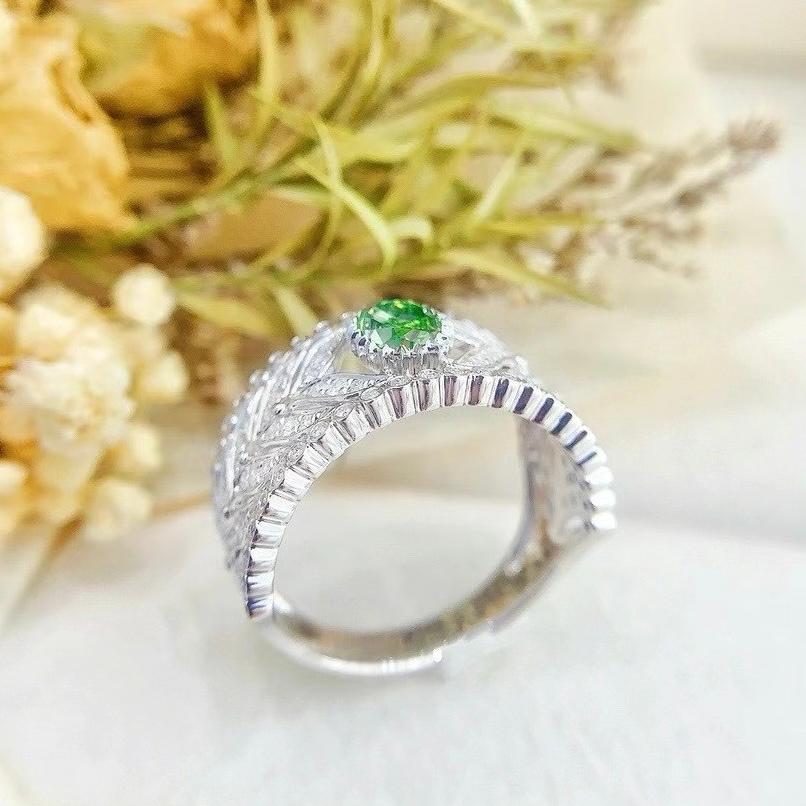 Modern 18K White Gold 0.53 CT Natural Fancy Green Diamond Ring For Sale