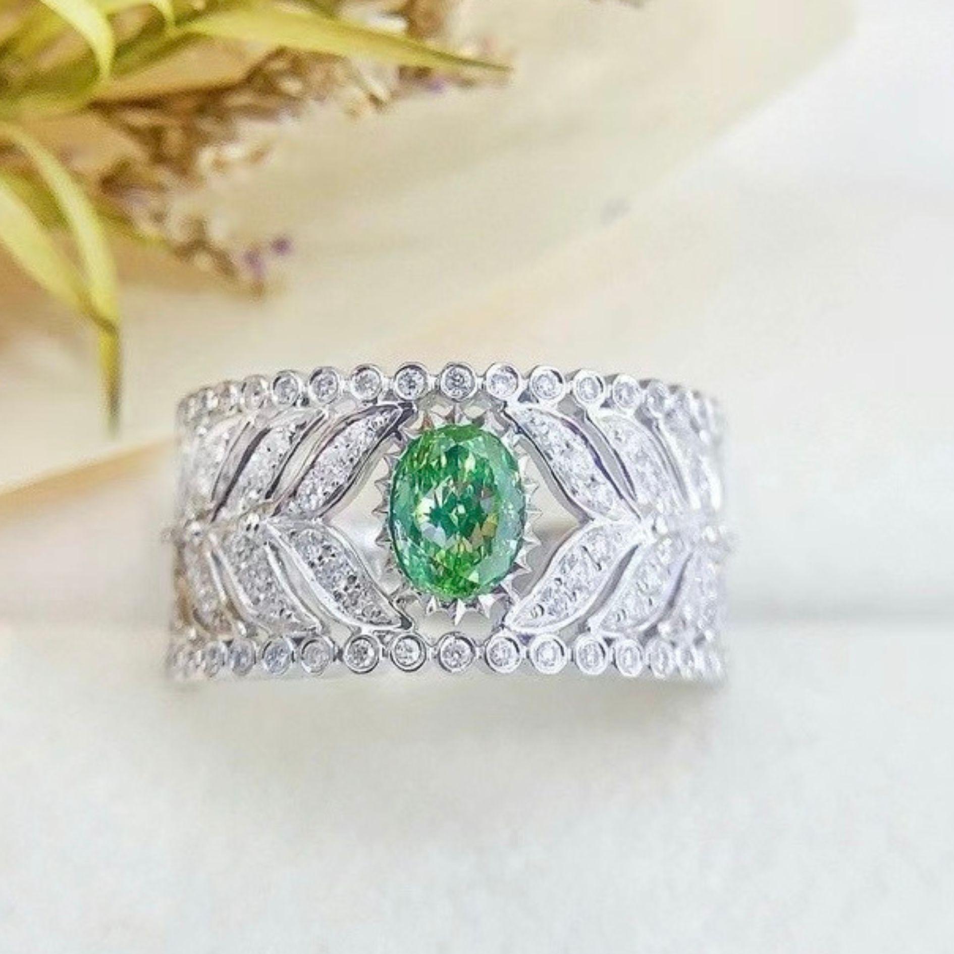 18K White Gold 0.53 CT Natural Fancy Green Diamond Ring In New Condition For Sale In Kowloon, HK