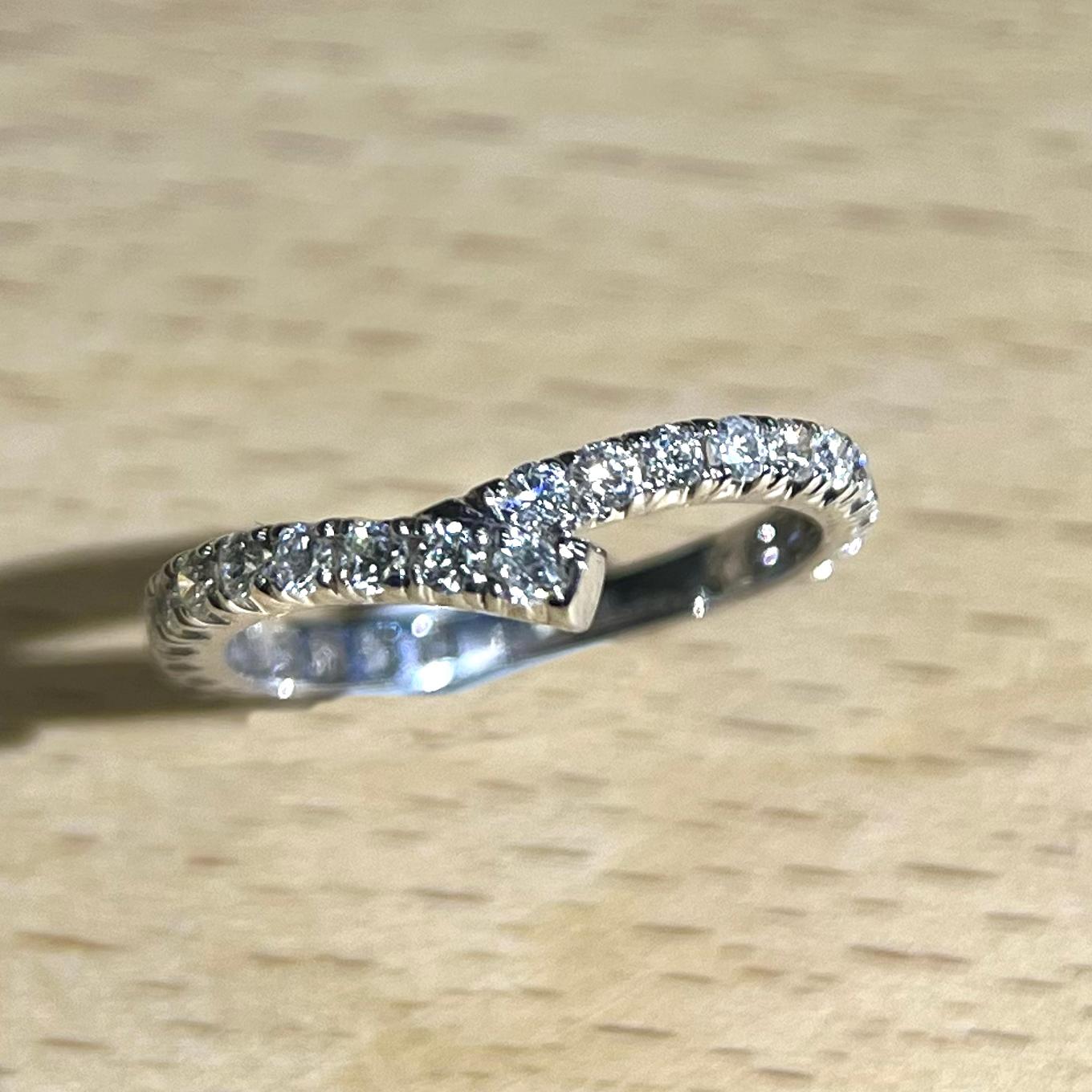 Modern 18K White Gold 0.55 CT Natural Diamond Ribbon Ring For Sale