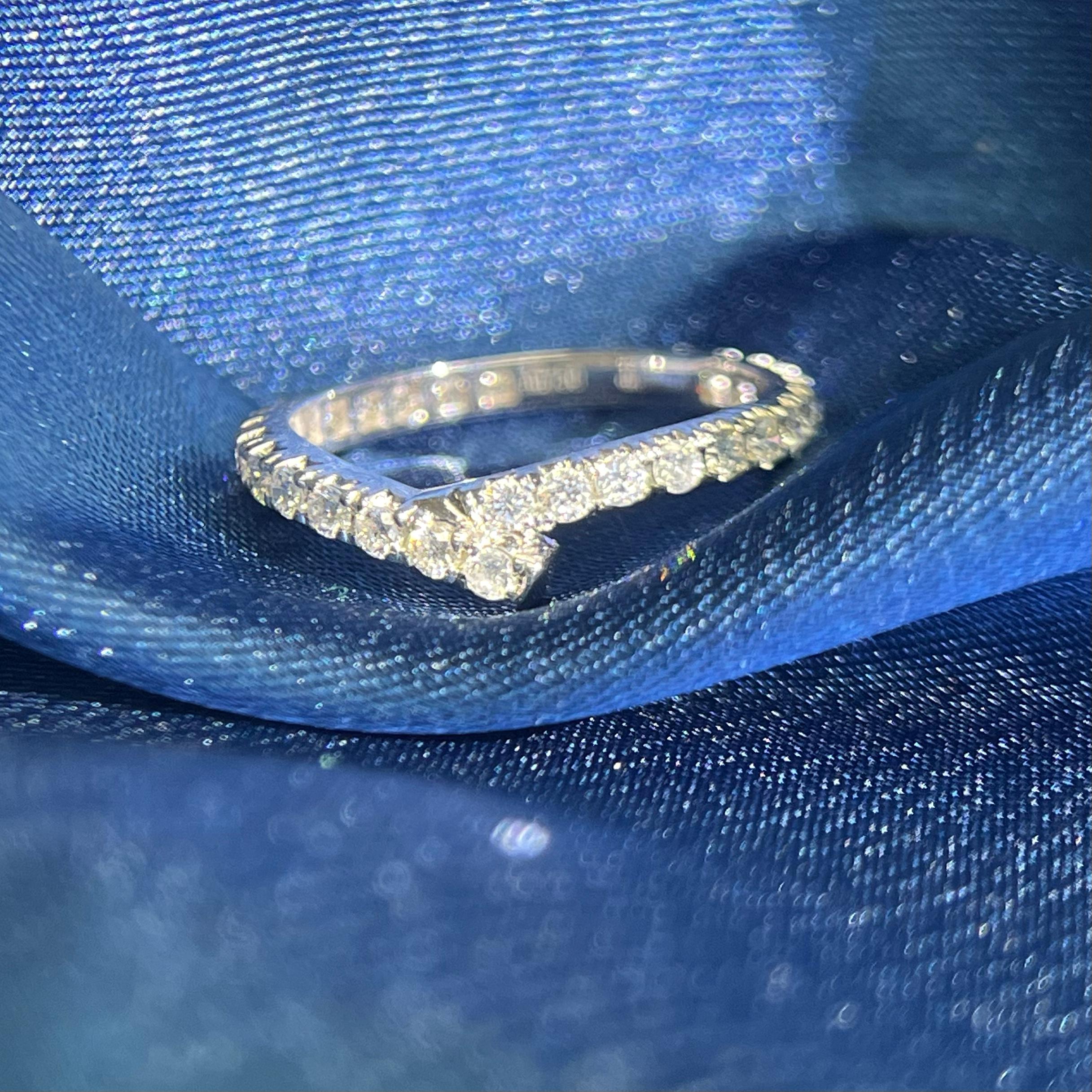Round Cut 18K White Gold 0.55 CT Natural Diamond Ribbon Ring For Sale