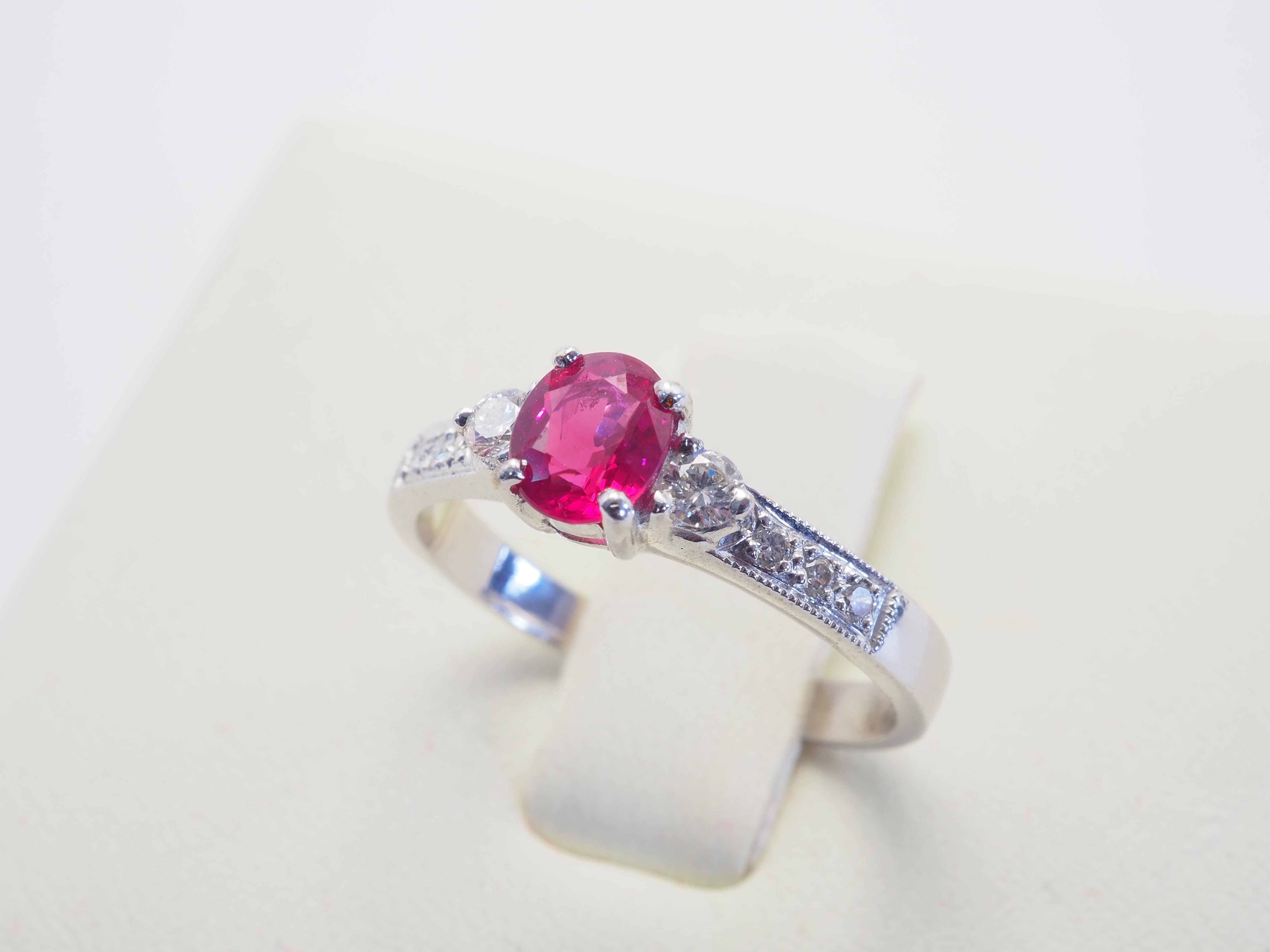 Anillo de oro blanco de 18 quilates con rubí rojo limpio ovalado de 0,59 quilates y diamante de 0,16 quilates en venta 5
