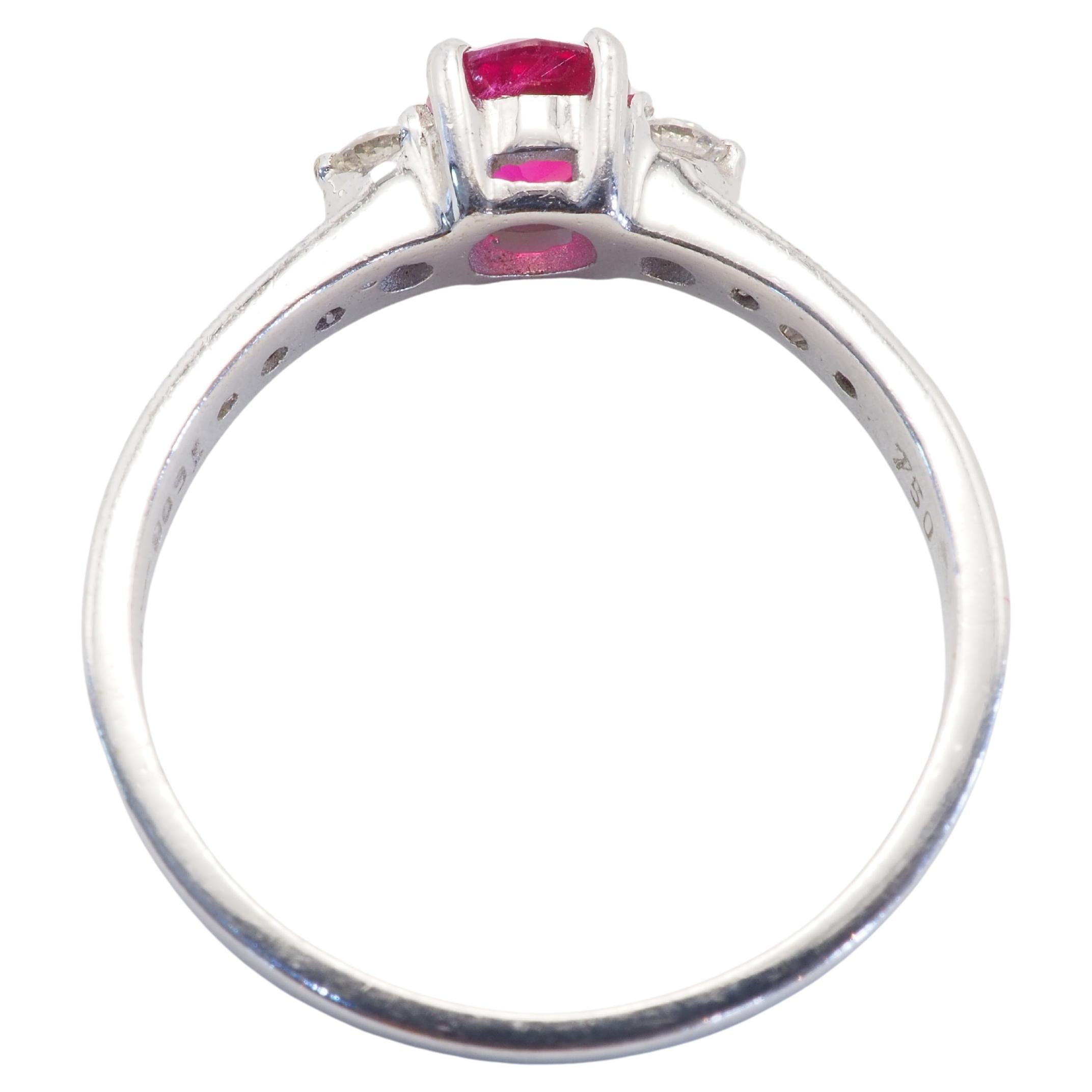 Anillo de oro blanco de 18 quilates con rubí rojo limpio ovalado de 0,59 quilates y diamante de 0,16 quilates Corte oval en venta