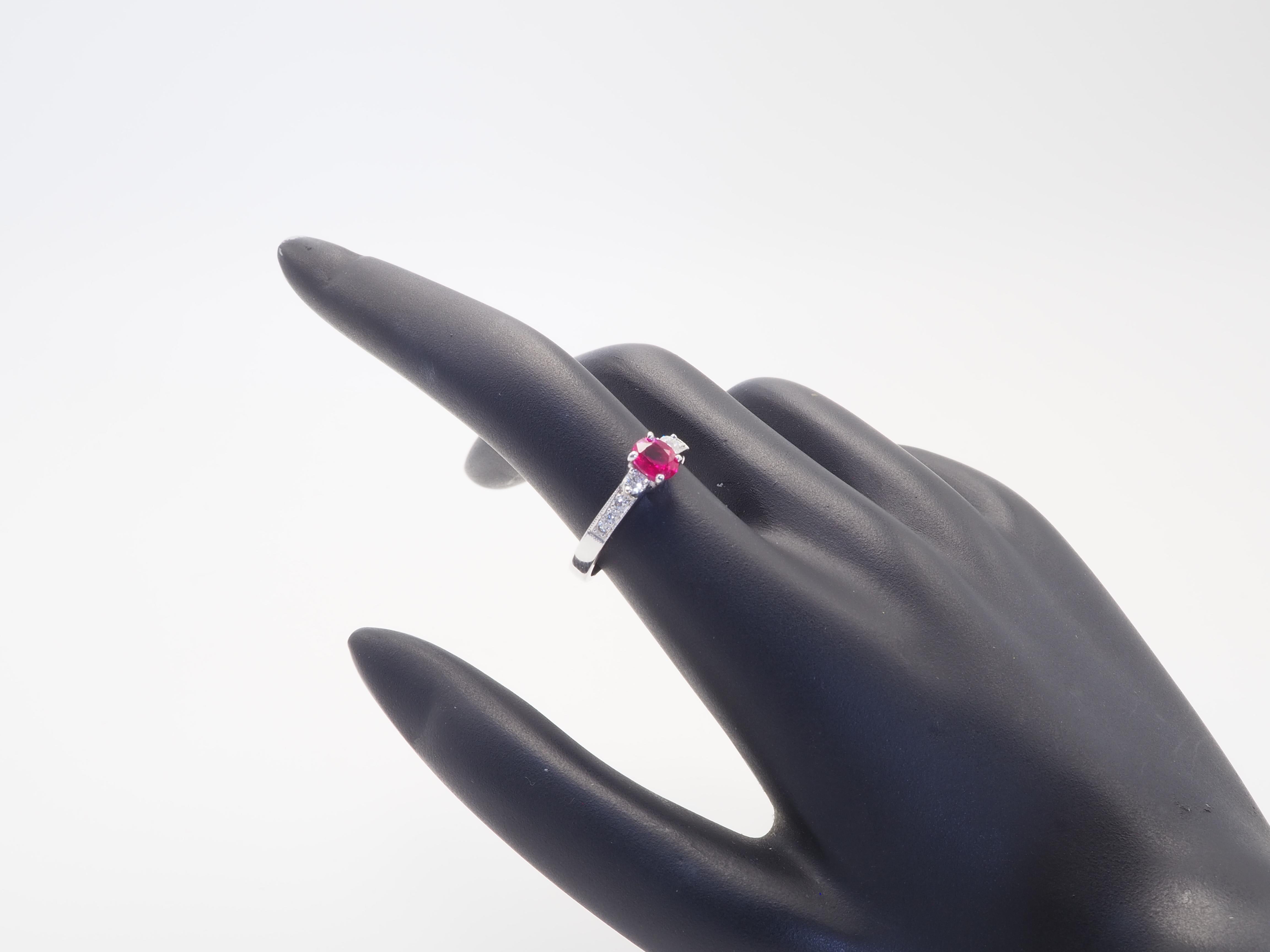 De las mujeres Anillo de oro blanco de 18 quilates con rubí rojo limpio ovalado de 0,59 quilates y diamante de 0,16 quilates en venta