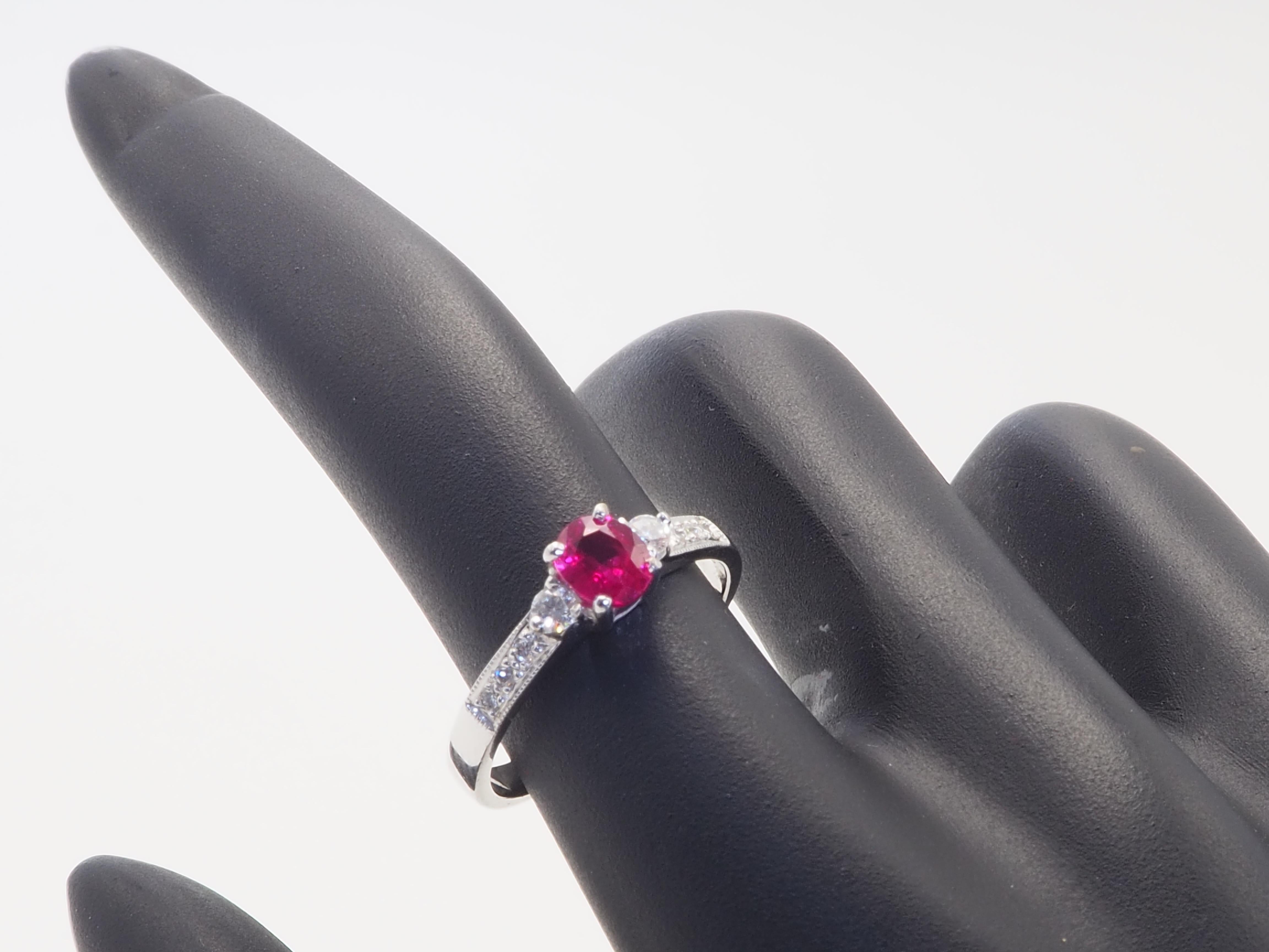 Anillo de oro blanco de 18 quilates con rubí rojo limpio ovalado de 0,59 quilates y diamante de 0,16 quilates en venta 4