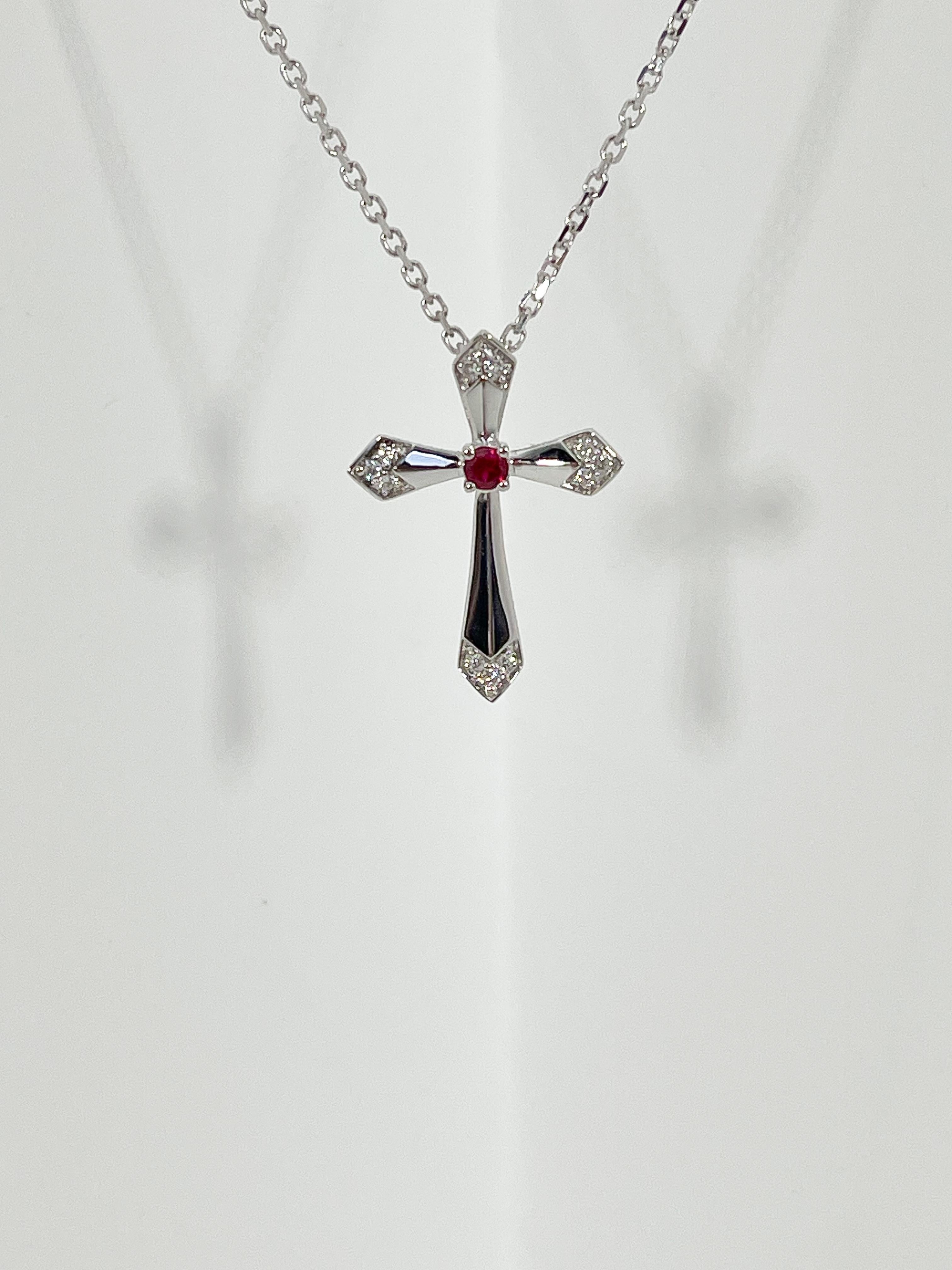 Taille ronde Collier croix en or blanc 18 carats, diamant 0,06 CTW et rubis 0,07 CT en vente