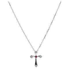 Collier croix en or blanc 18 carats, diamant 0,06 CTW et rubis 0,07 CT