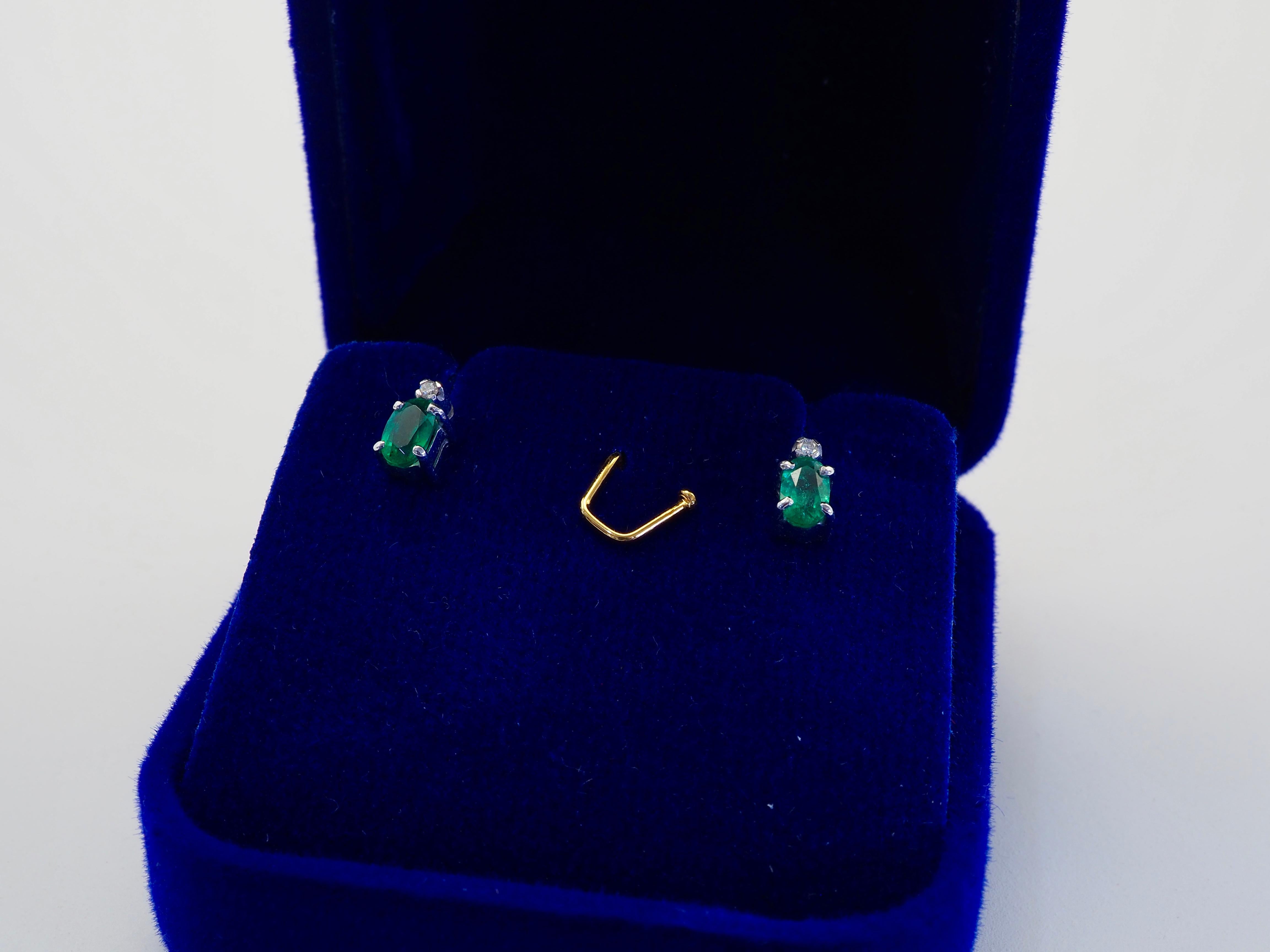 Boucle d'oreille en or blanc 18K avec émeraude ovale de 0,60ct et diamant de 0,02ct. en vente 5