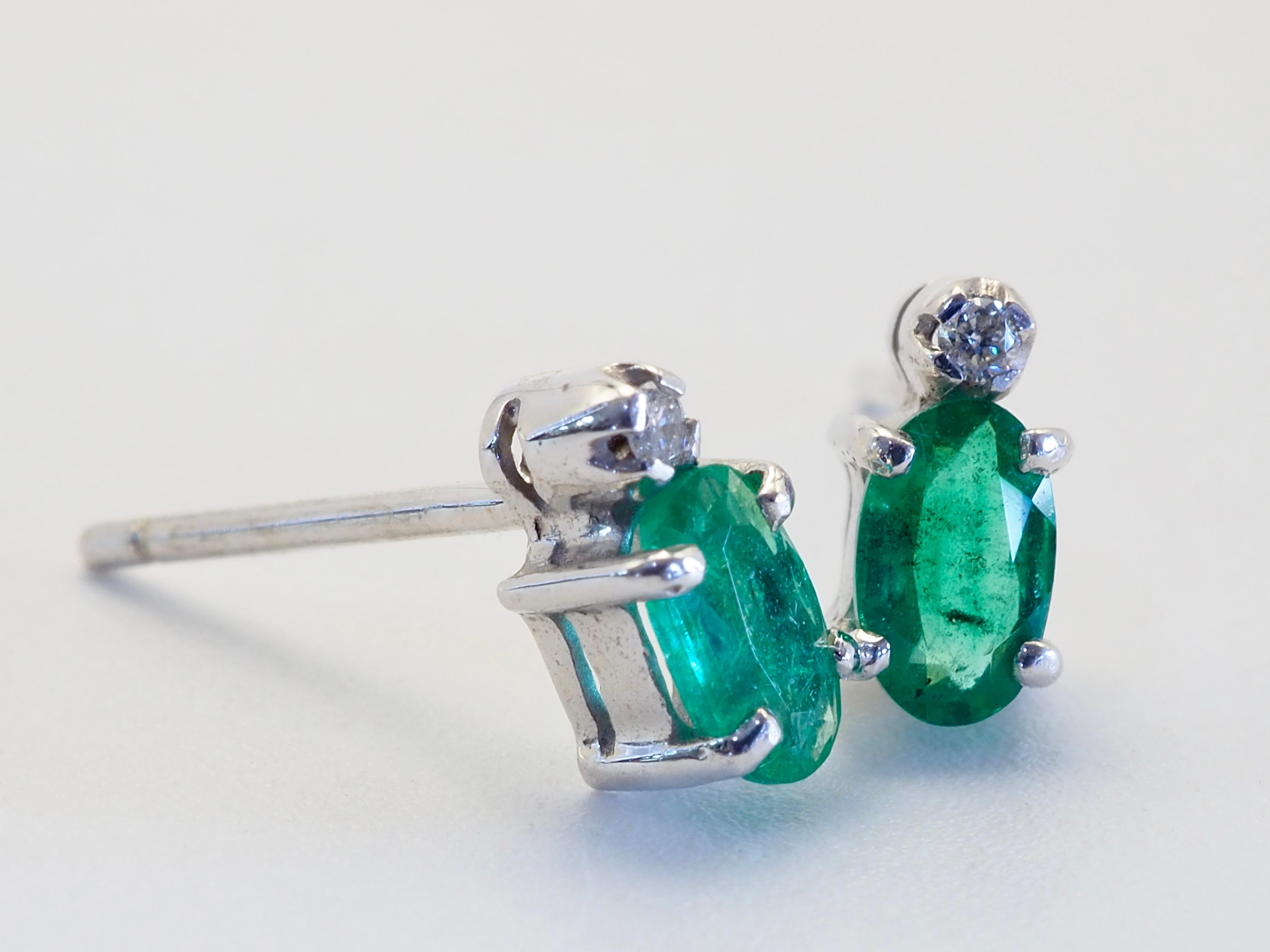 Taille ovale Boucle d'oreille en or blanc 18K avec émeraude ovale de 0,60ct et diamant de 0,02ct. en vente