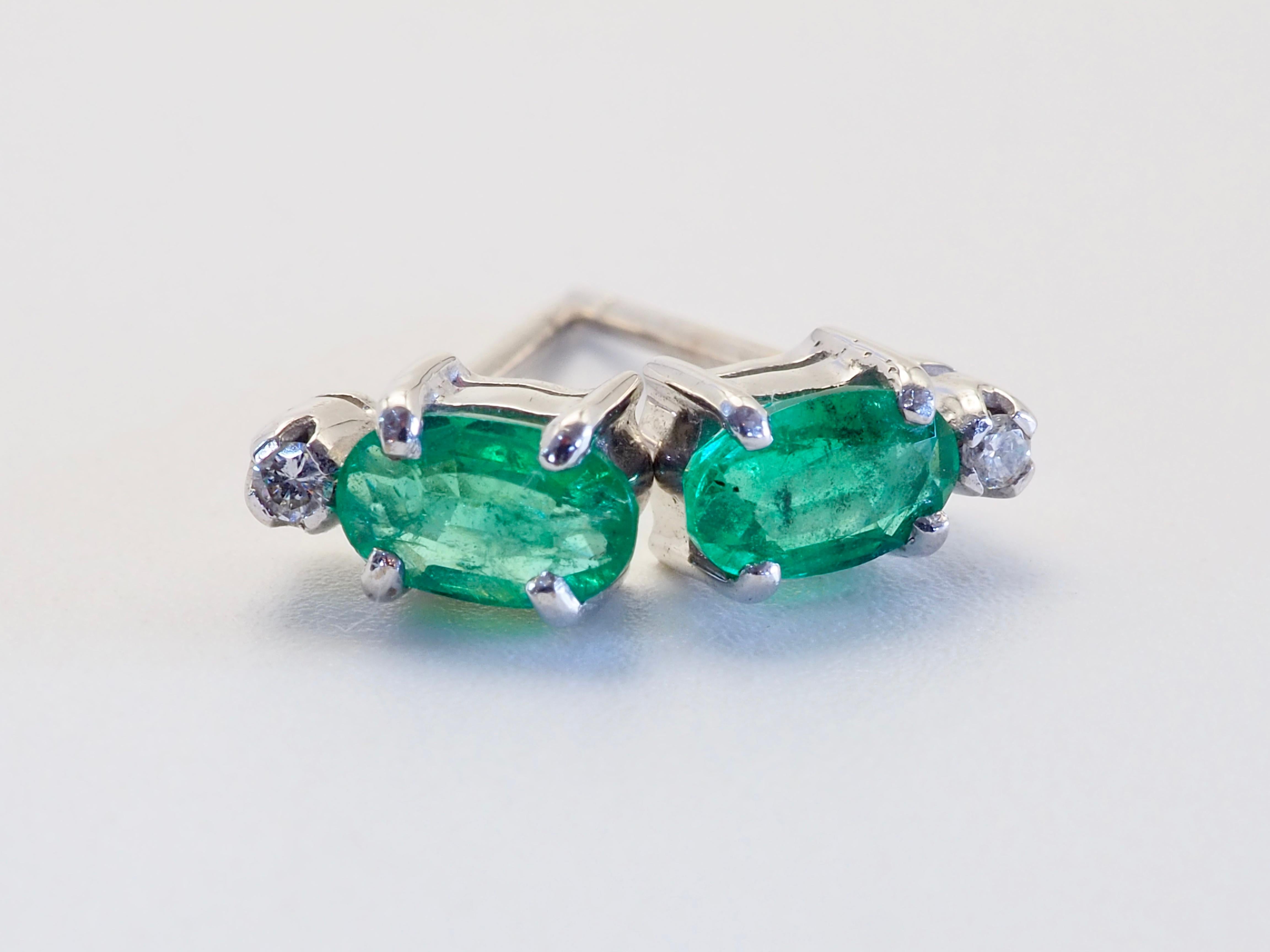 Boucle d'oreille en or blanc 18K avec émeraude ovale de 0,60ct et diamant de 0,02ct. Neuf - En vente à เกาะสมุย, TH