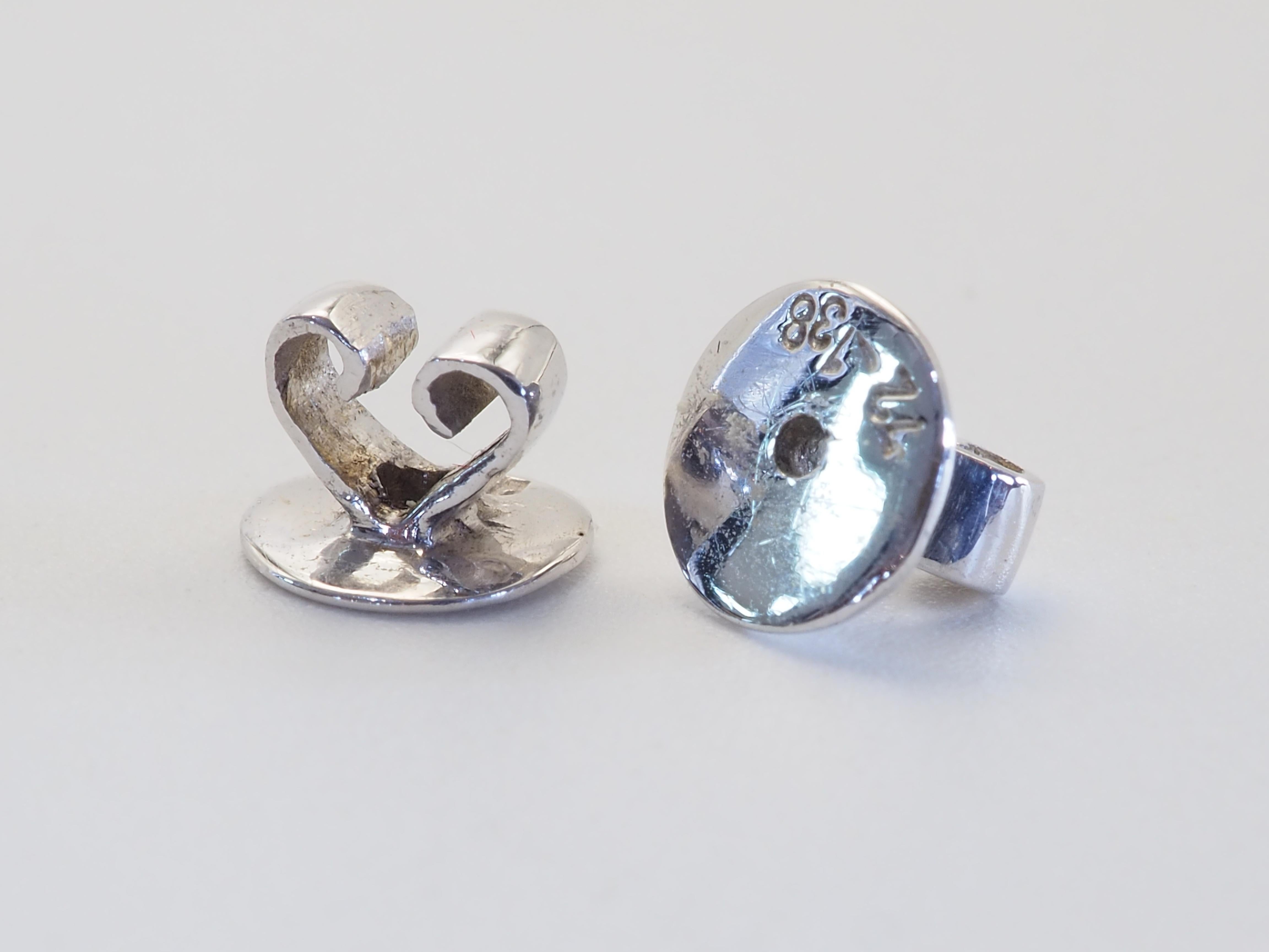 Boucle d'oreille en or blanc 18K avec émeraude ovale de 0,60ct et diamant de 0,02ct. Unisexe en vente