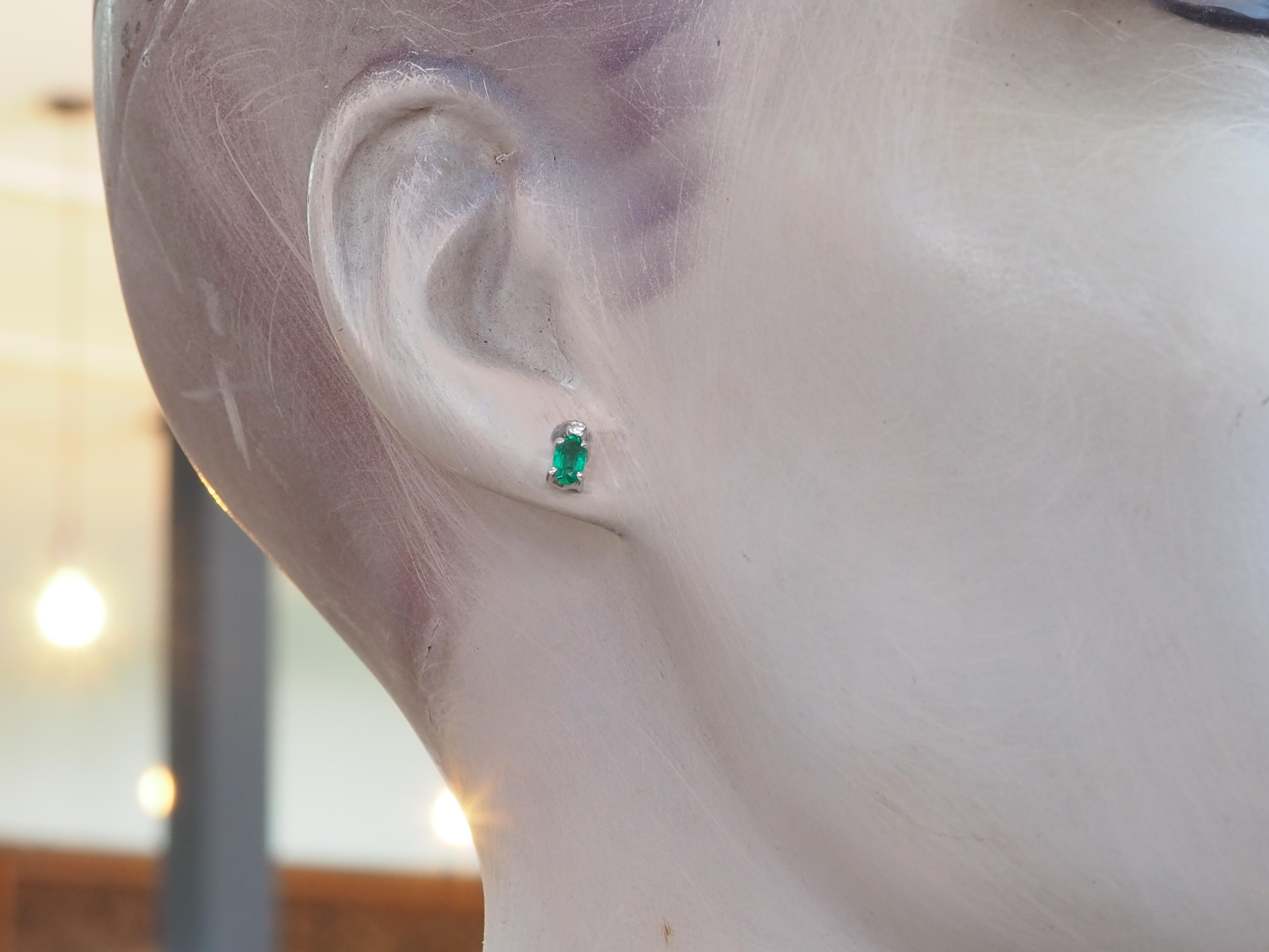 Boucle d'oreille en or blanc 18K avec émeraude ovale de 0,60ct et diamant de 0,02ct. en vente 2