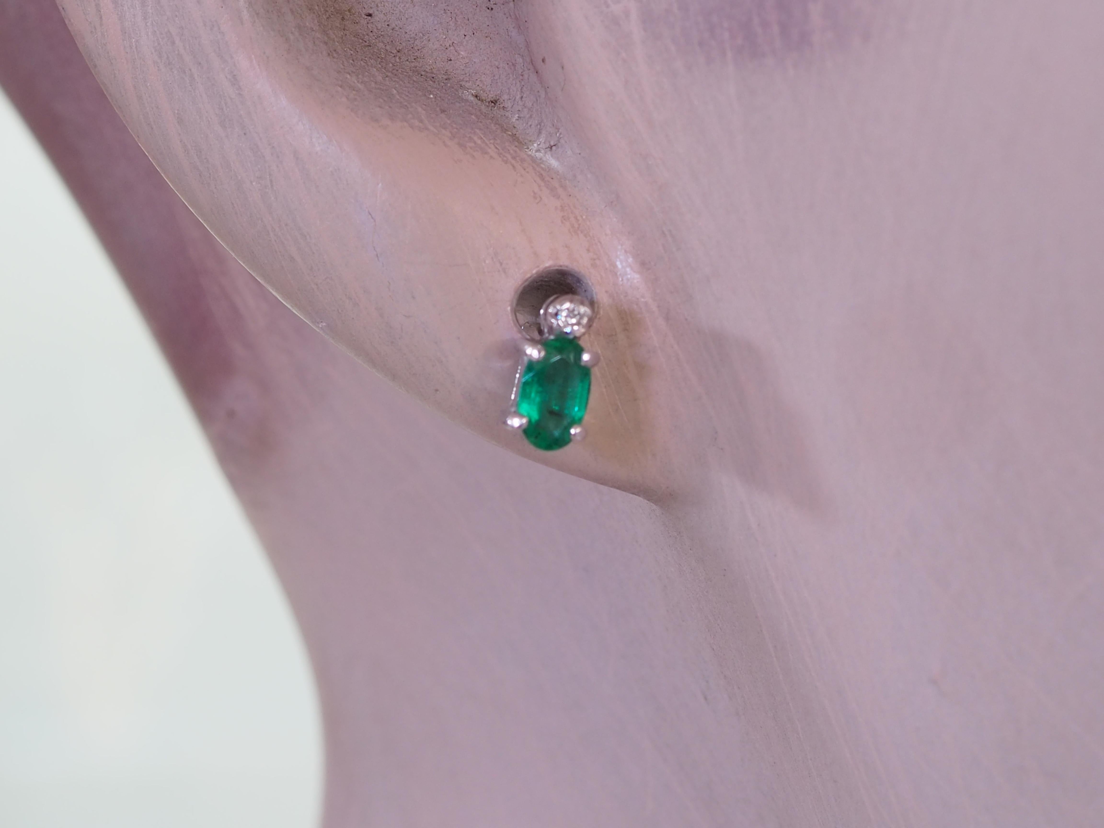 Boucle d'oreille en or blanc 18K avec émeraude ovale de 0,60ct et diamant de 0,02ct. en vente 3