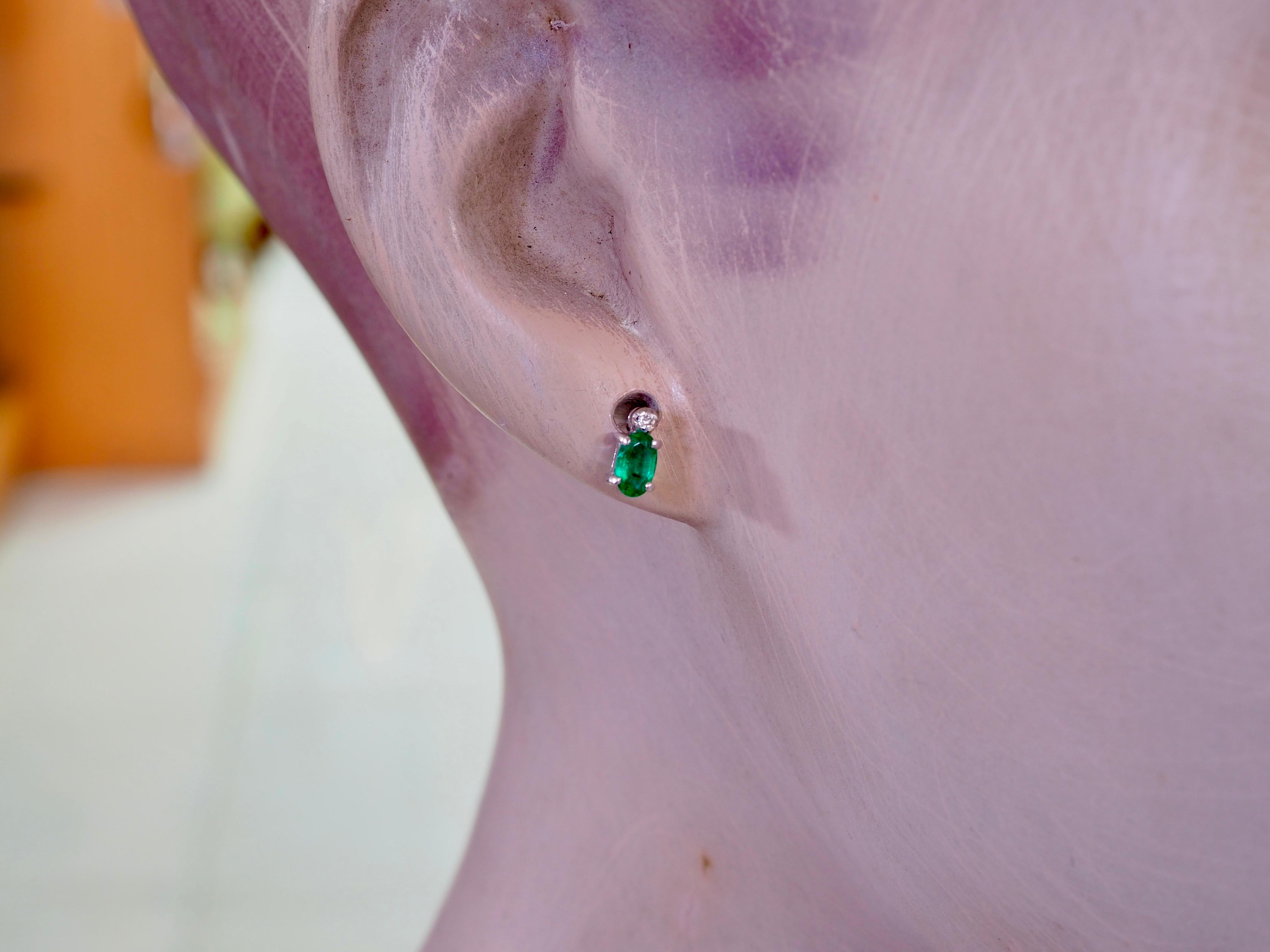 Boucle d'oreille en or blanc 18K avec émeraude ovale de 0,60ct et diamant de 0,02ct. en vente 4