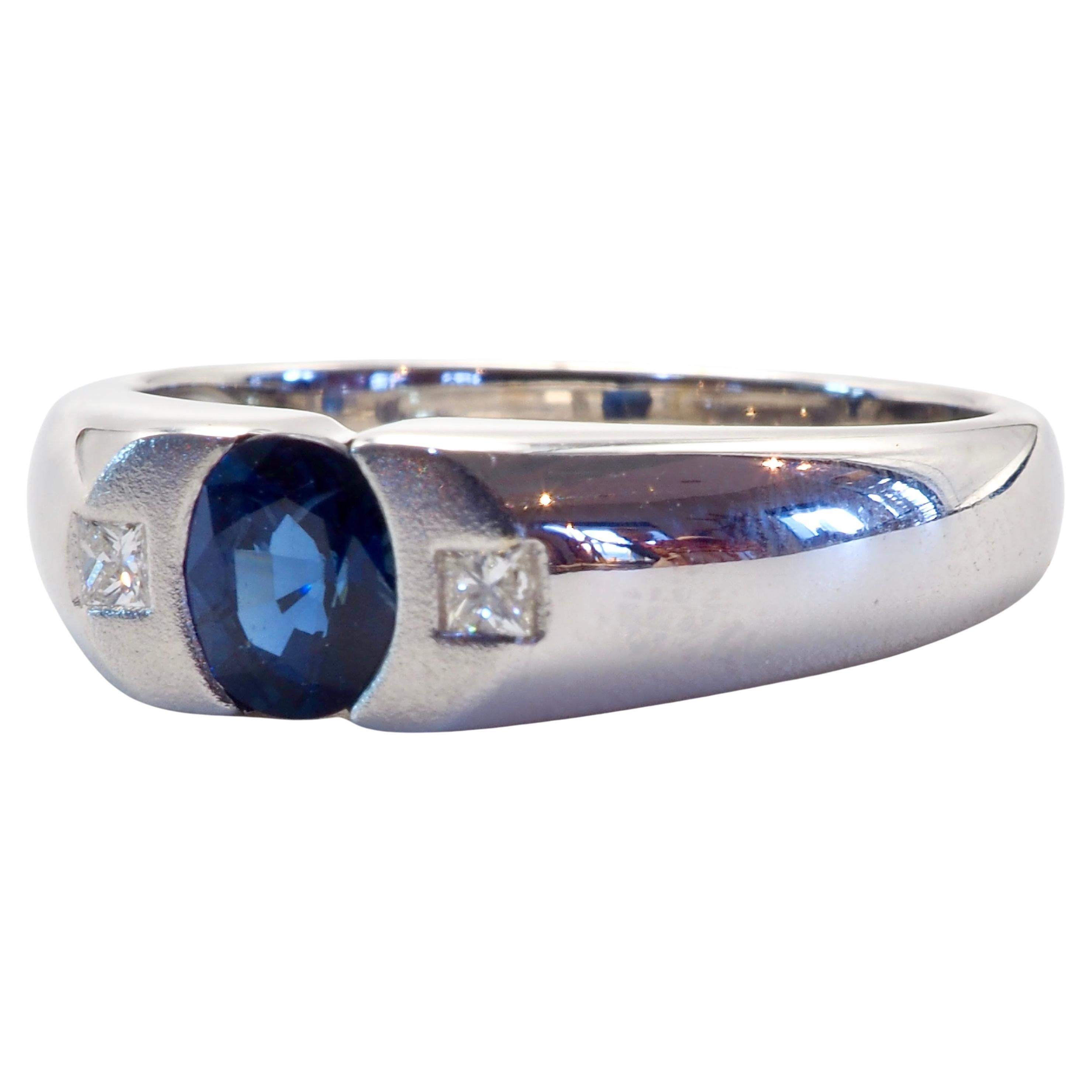 Moderner einzigartiger Design-Ring mit breitem Band, ausgestattet mit einem ovalen thailändischen tiefblauen Saphir und 2 Diamanten guter Qualität an der Seite. Auf diesem Ring ist aufwändige Handwerkskunst von internationalem Niveau zu