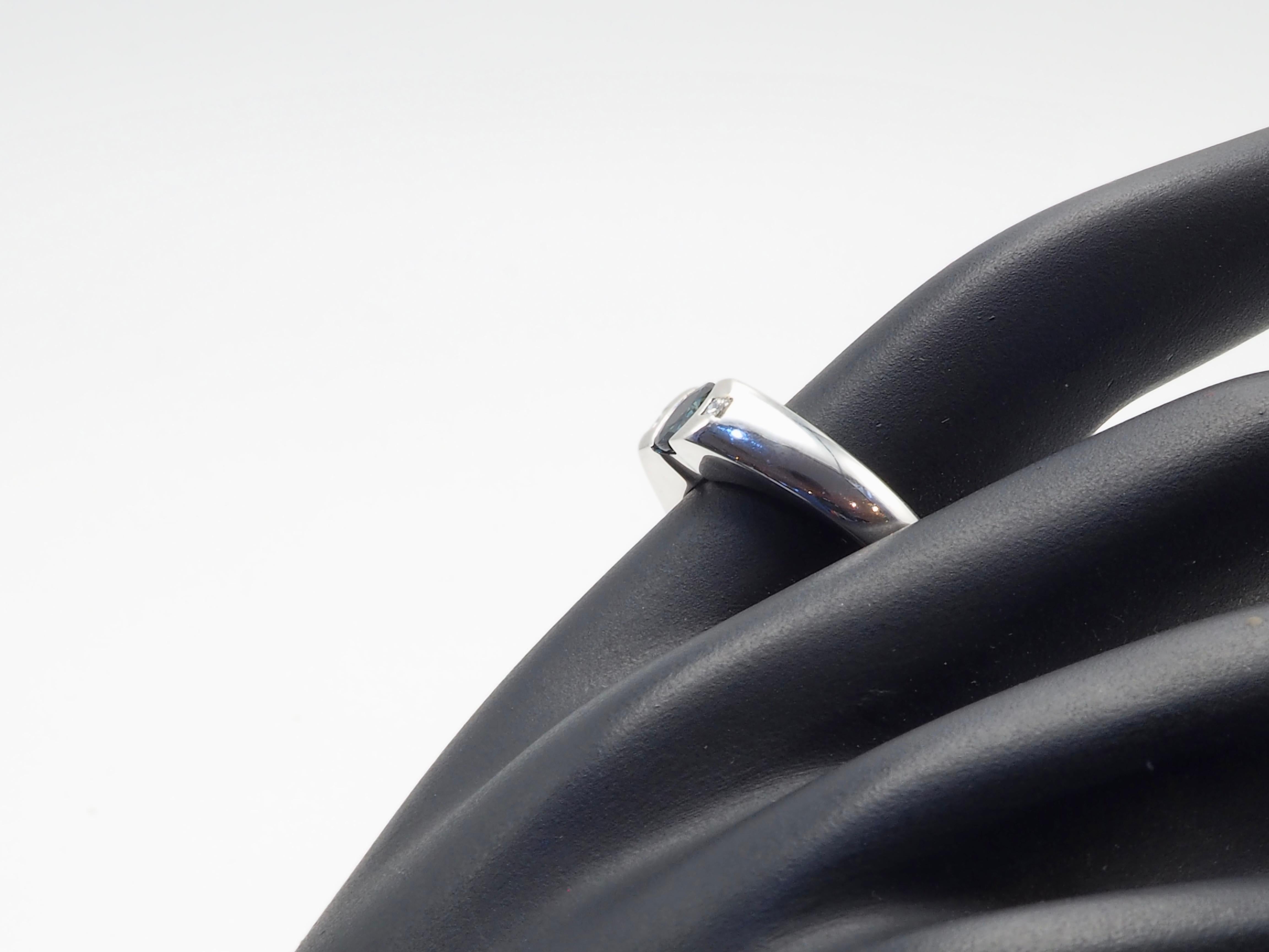 18K Weißgold 0,61ct Blauer Saphir & 0,05ct Diamant Halbzeiliger Bandring im Angebot 1