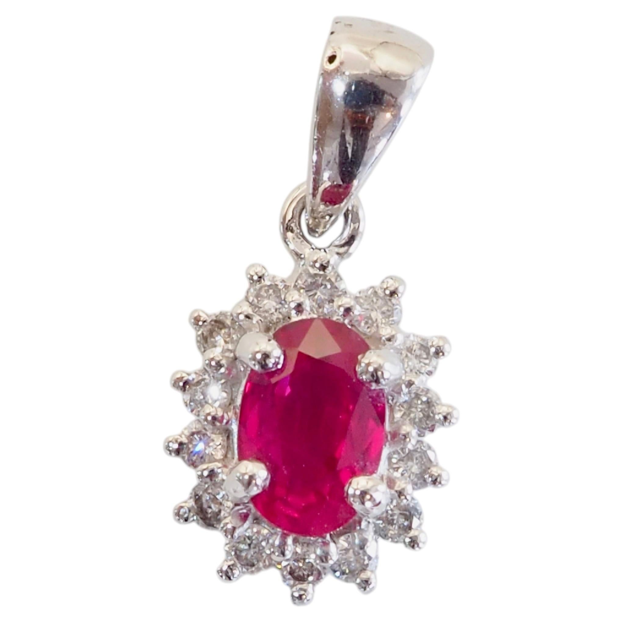 Pendentif en or blanc 18 carats avec un rubis ovale de 0,61 ct et un halo de diamants de 0,18 ct