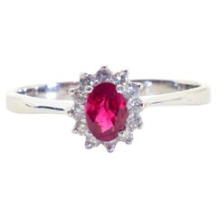 Anillo Halo de Oro Blanco de 18 K con Rubí Rojo Profundo Ovalado de 0,62 ct y Diamante de 0,20 ct