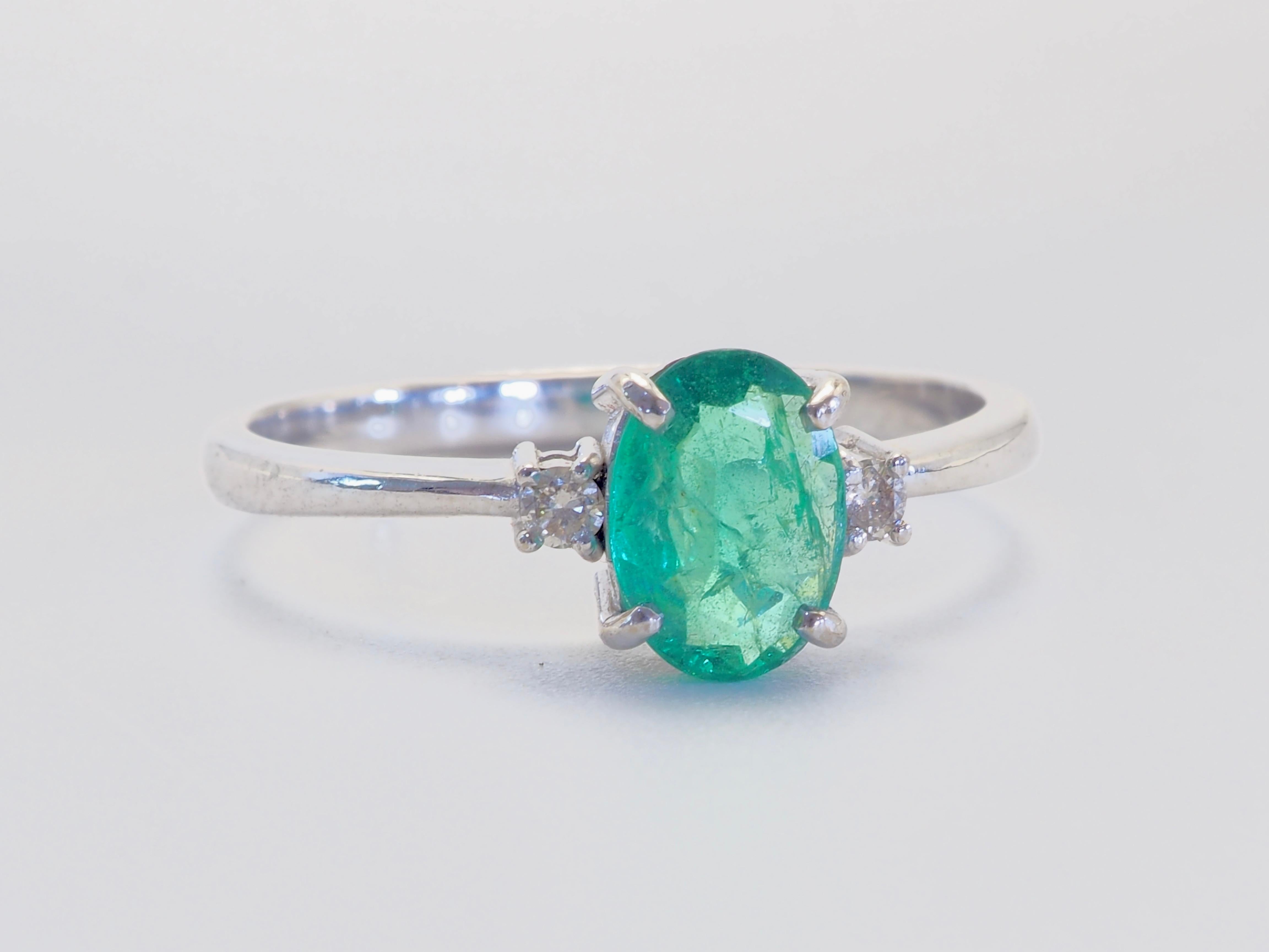 18K White Gold 0.62ct Oval Emerald & 0.05ct Diamond Fine Ring In New Condition In เกาะสมุย, TH