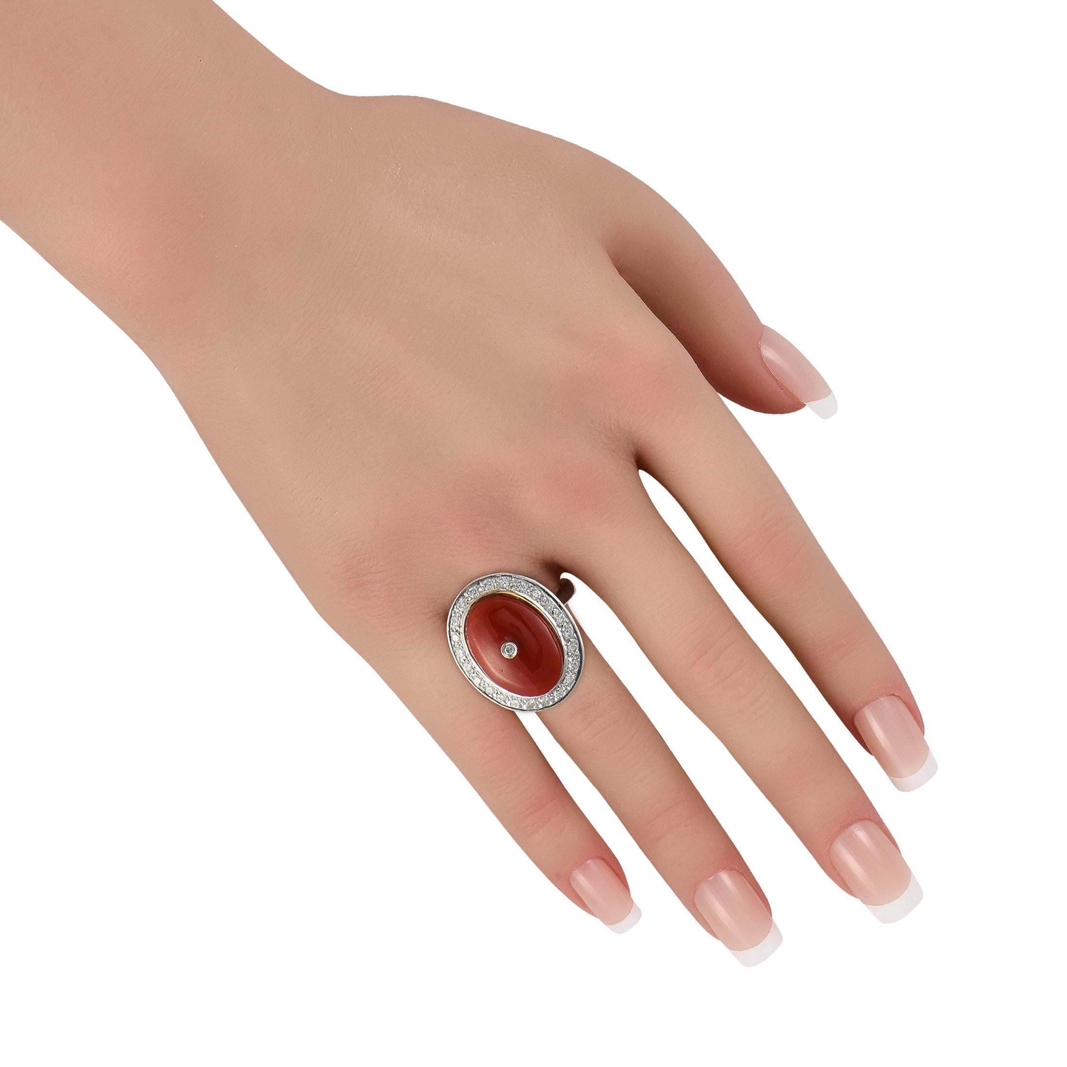 Taille ronde Bague en or blanc 18K avec diamant et corail de 0,65ct en vente