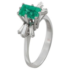 Anillo de oro blanco de 18 quilates con diamante y esmeralda de 0,65 ct MF31-051526