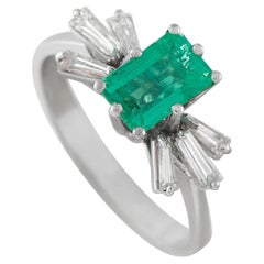 Anillo de oro blanco de 18 quilates con diamante y esmeralda de 0,65 ct MF31-051526