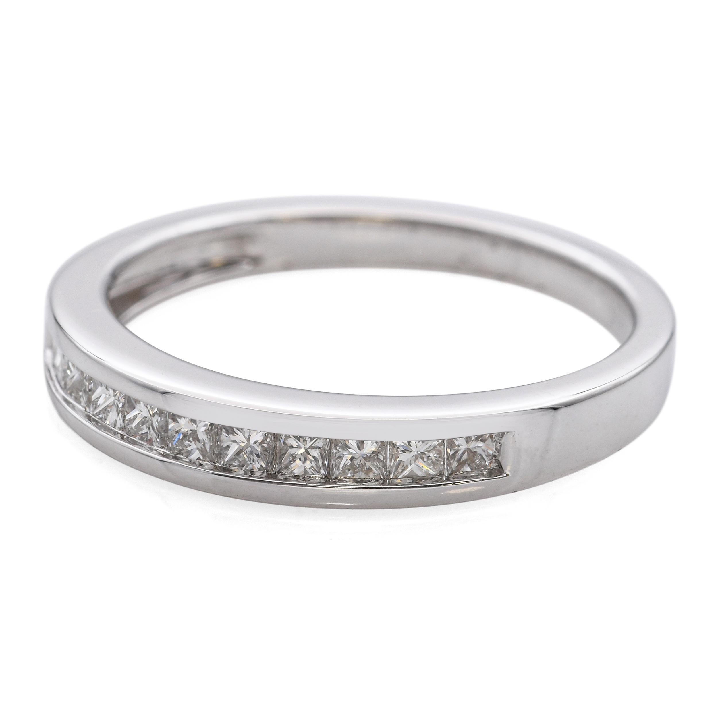Questa raffinata fascia vintage è realizzata in oro bianco 18 carati e impreziosita da 0,66 carati di diamanti scintillanti. Il design elegante e senza tempo lo rende perfetto come fede nuziale, anello di anniversario o come elegante pezzo da