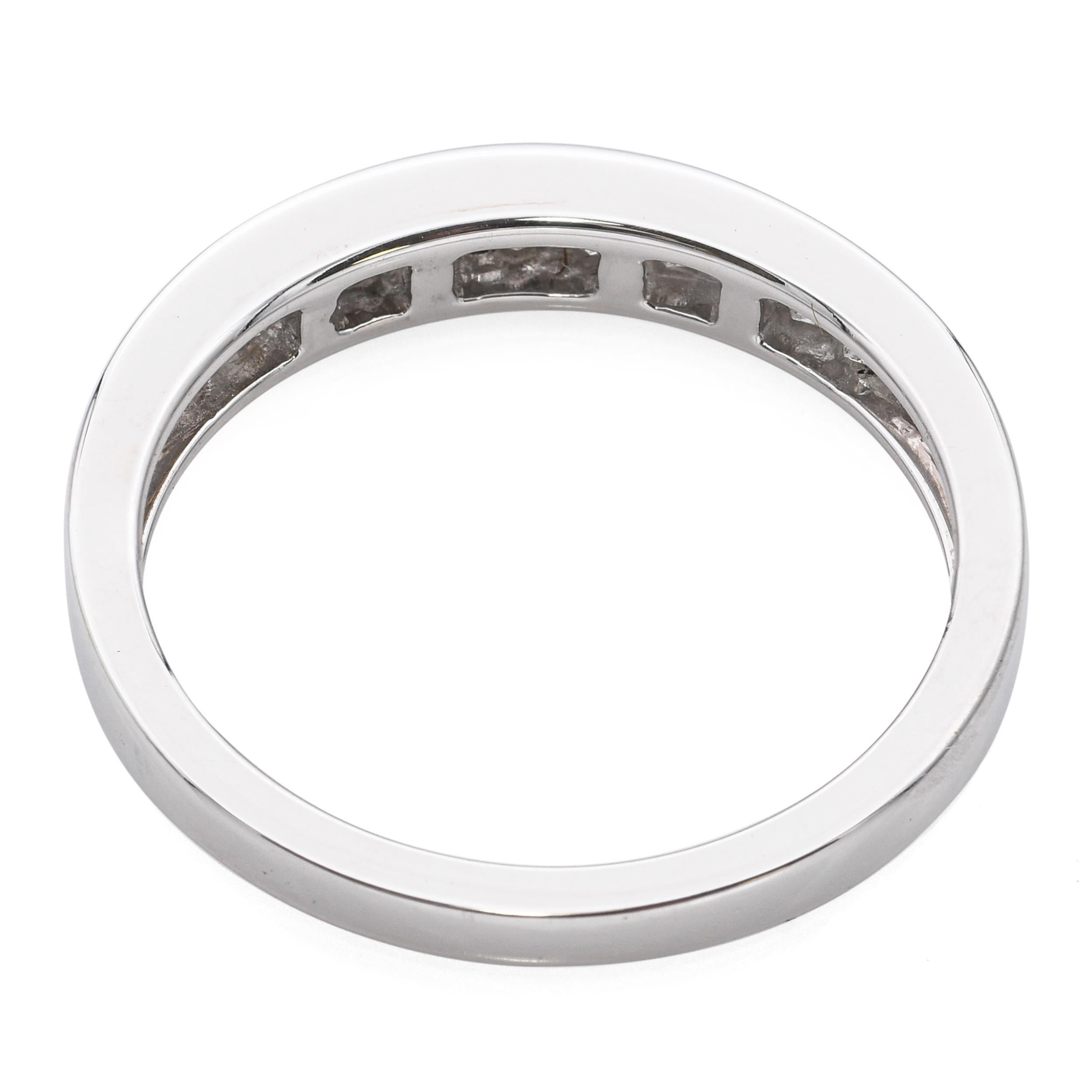 Anello a fascia con diamante taglio principessa in oro bianco 18k 0,66tcw In condizioni buone in vendita a New York, NY