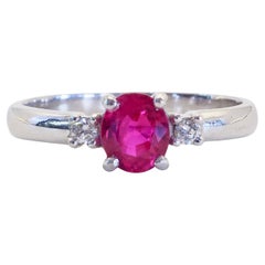 Anillo de oro blanco de 18 quilates con rubí claro ovalado de 0,69 ct y diamante brillante de 0,11 ct