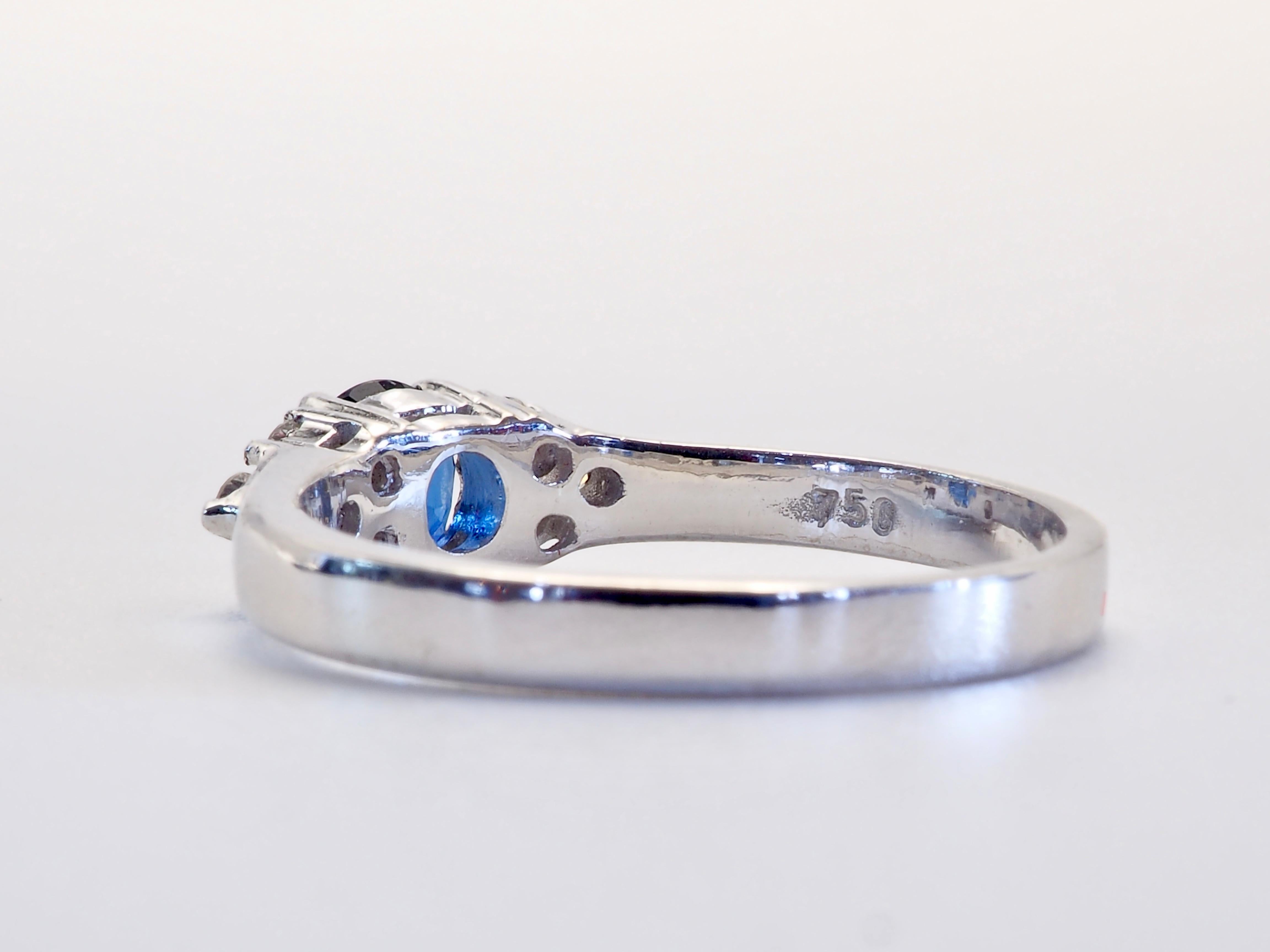 Taille ovale Bague fine en or blanc 18 carats avec saphir bleu vif 0,70 carat et diamant 0,12 carat en vente