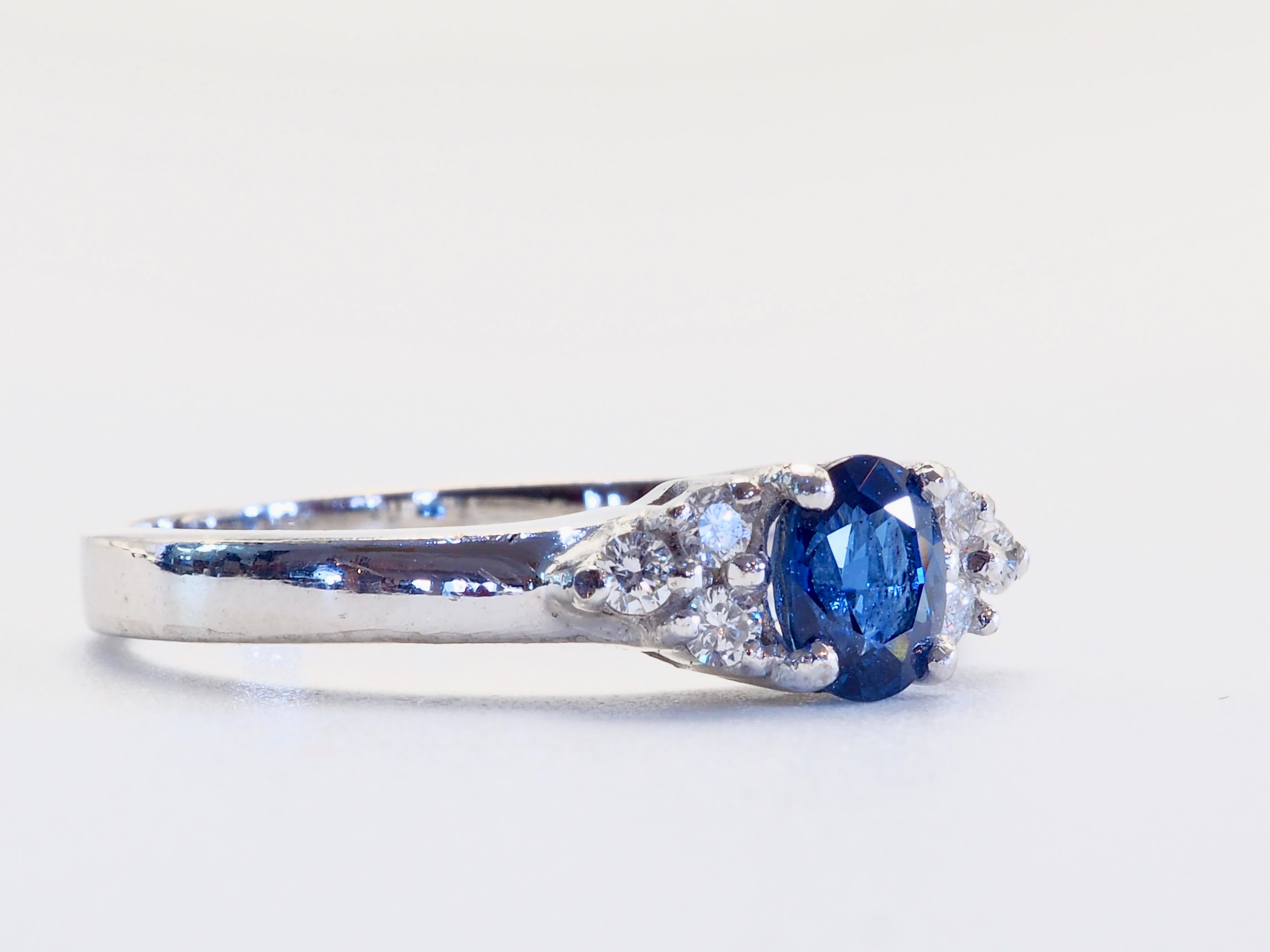 Bague fine en or blanc 18 carats avec saphir bleu vif 0,70 carat et diamant 0,12 carat Neuf - En vente à เกาะสมุย, TH