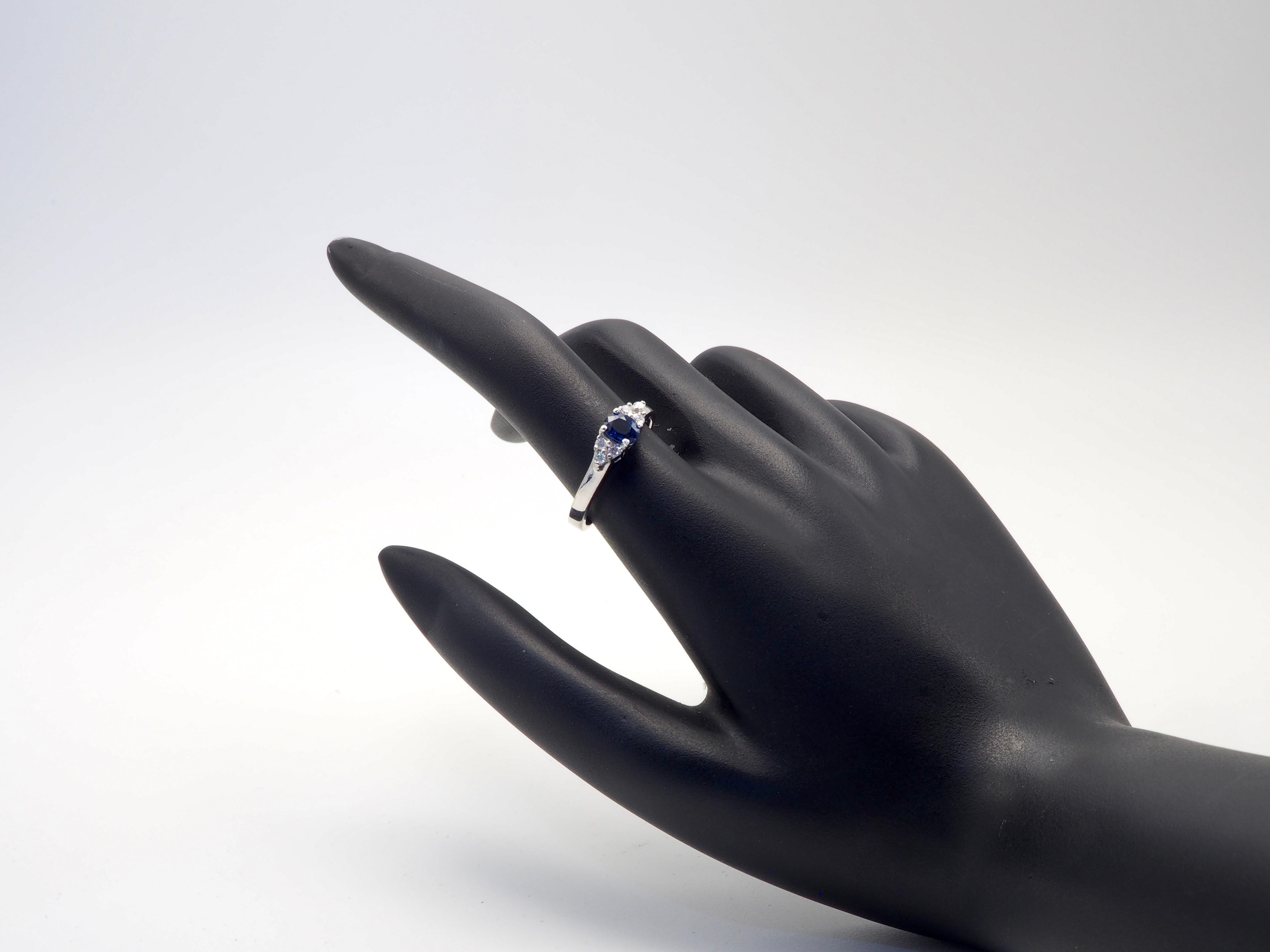 Bague fine en or blanc 18 carats avec saphir bleu vif 0,70 carat et diamant 0,12 carat Pour femmes en vente