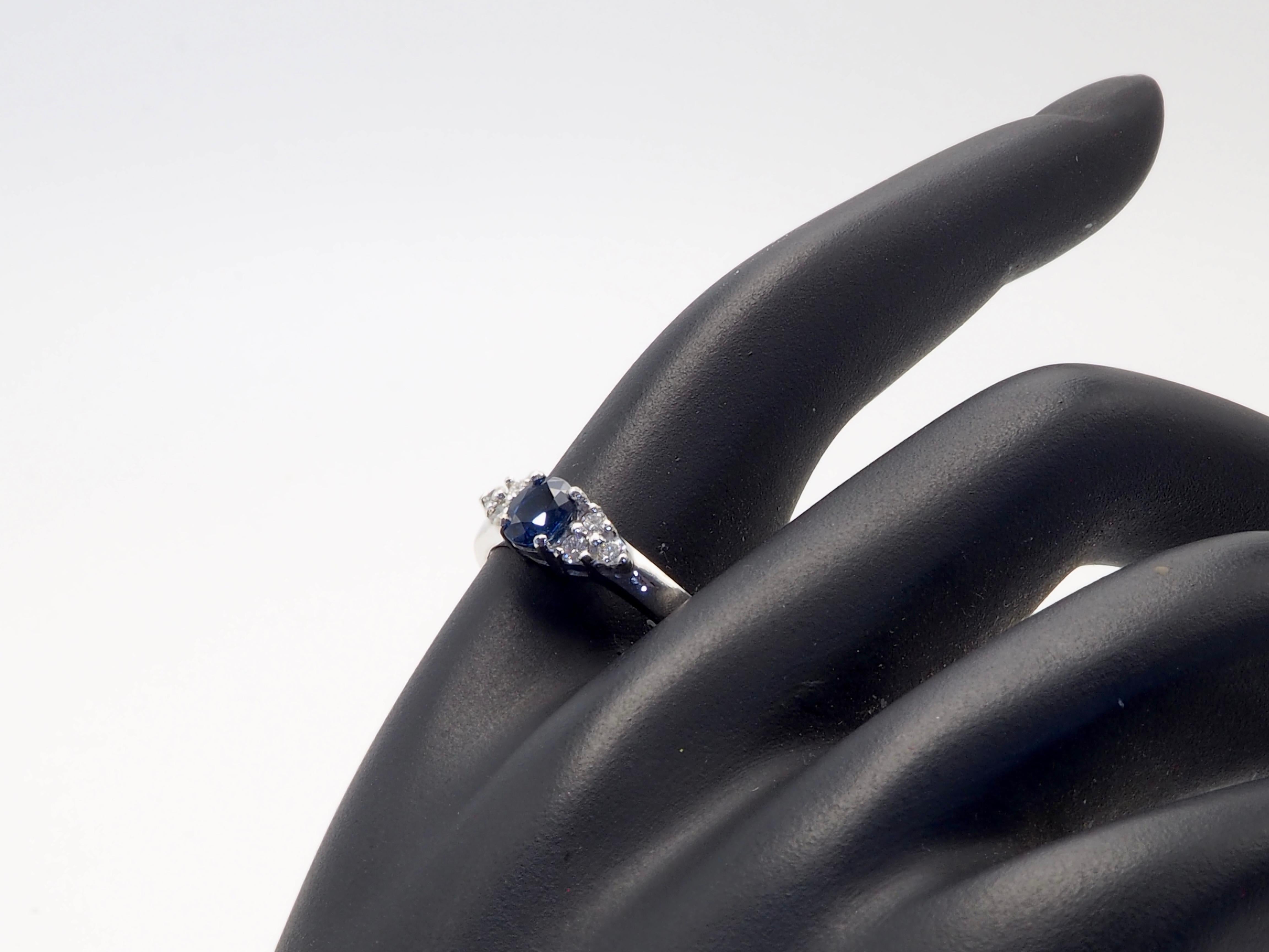 Bague fine en or blanc 18 carats avec saphir bleu vif 0,70 carat et diamant 0,12 carat en vente 1