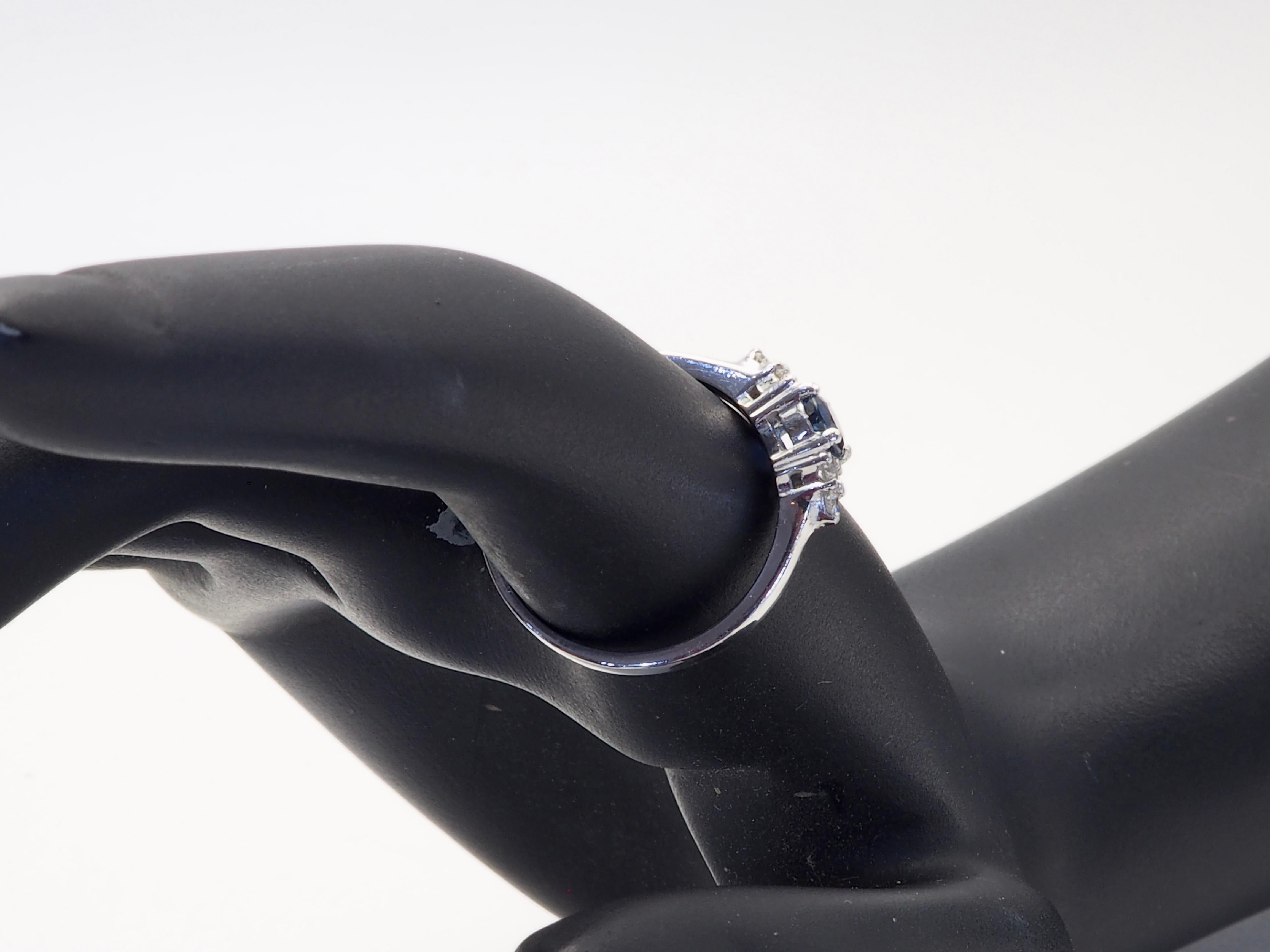 Bague fine en or blanc 18 carats avec saphir bleu vif 0,70 carat et diamant 0,12 carat en vente 2