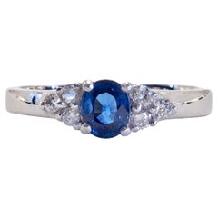 18 Karat Weißgold feiner Ring mit 0,70 Karat fiery Blue Saphir & 0,12 Karat Diamant