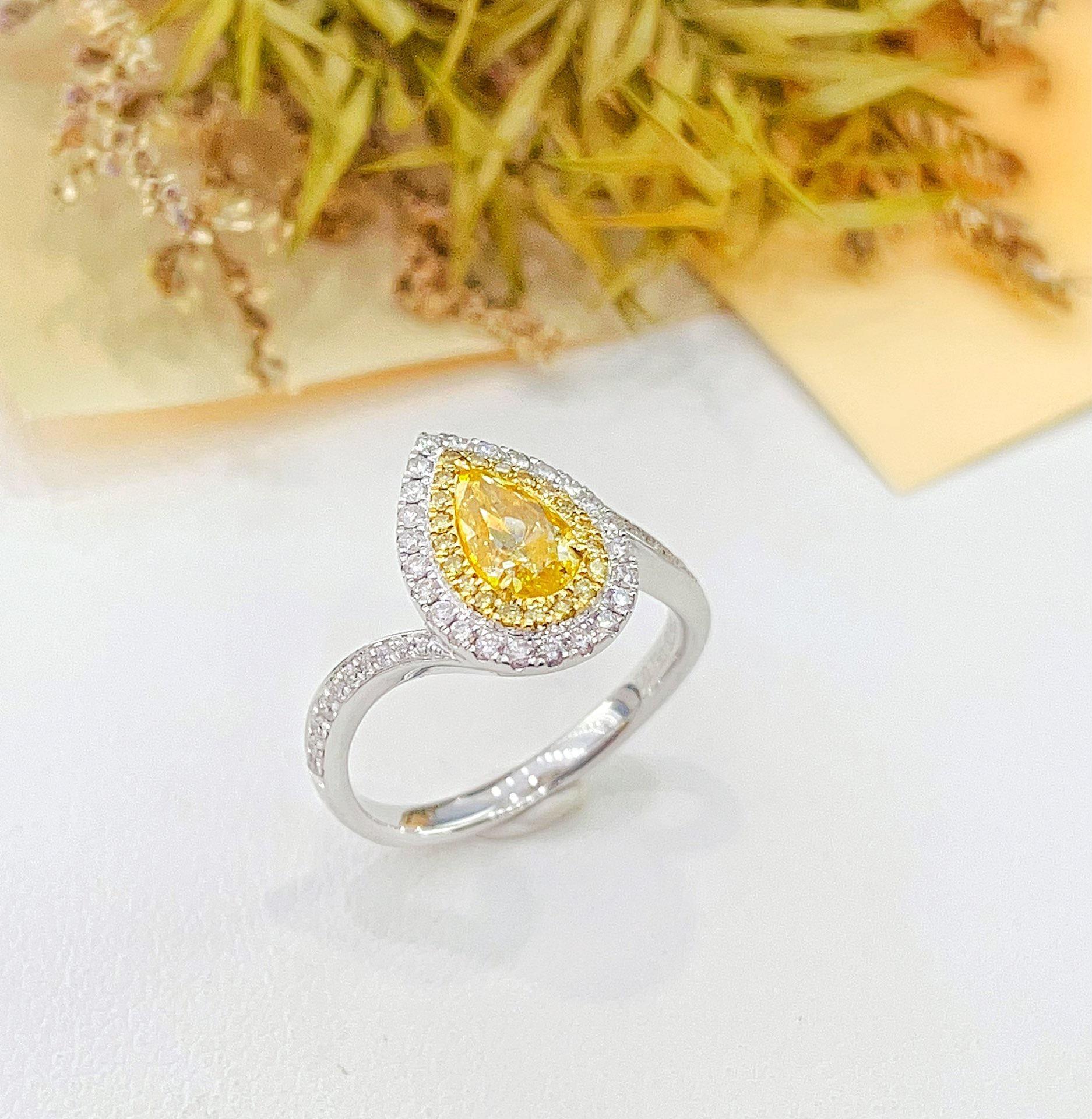 Bague en or blanc 18 carats avec diamants jaunes de 0,71 carat

1 diamant jaune - 0,71 CT
Diamants - 0,36 CT

Poids total - 4 GM