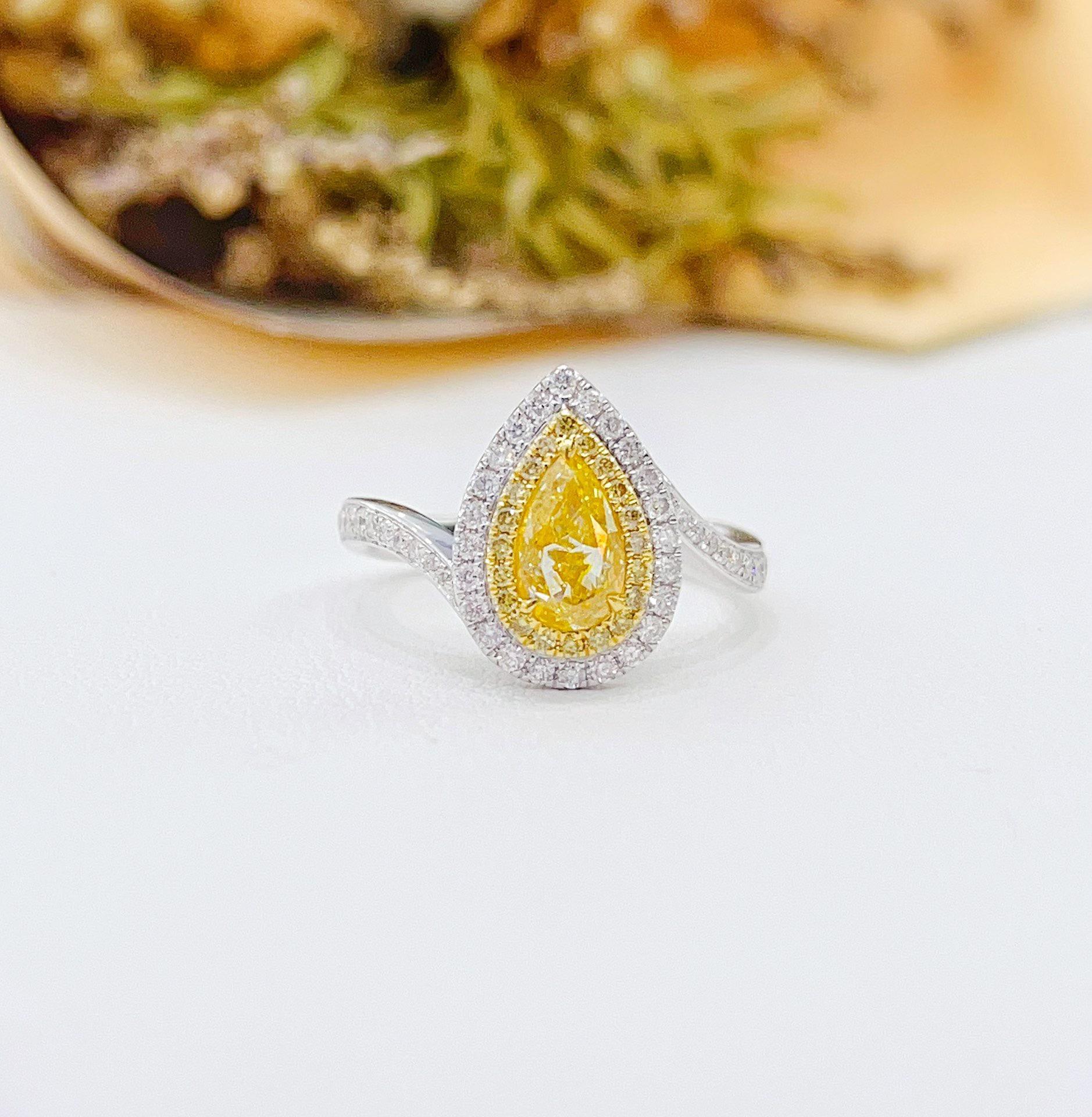 Moderne Bague en or blanc 18 carats avec diamants jaunes de 0,71 carat en vente