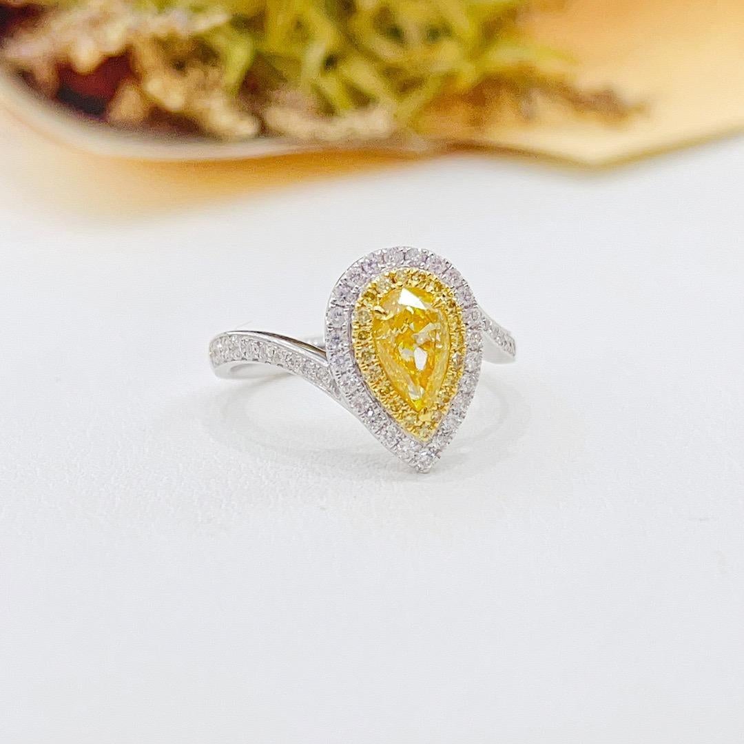 Taille poire Bague en or blanc 18 carats avec diamants jaunes de 0,71 carat en vente