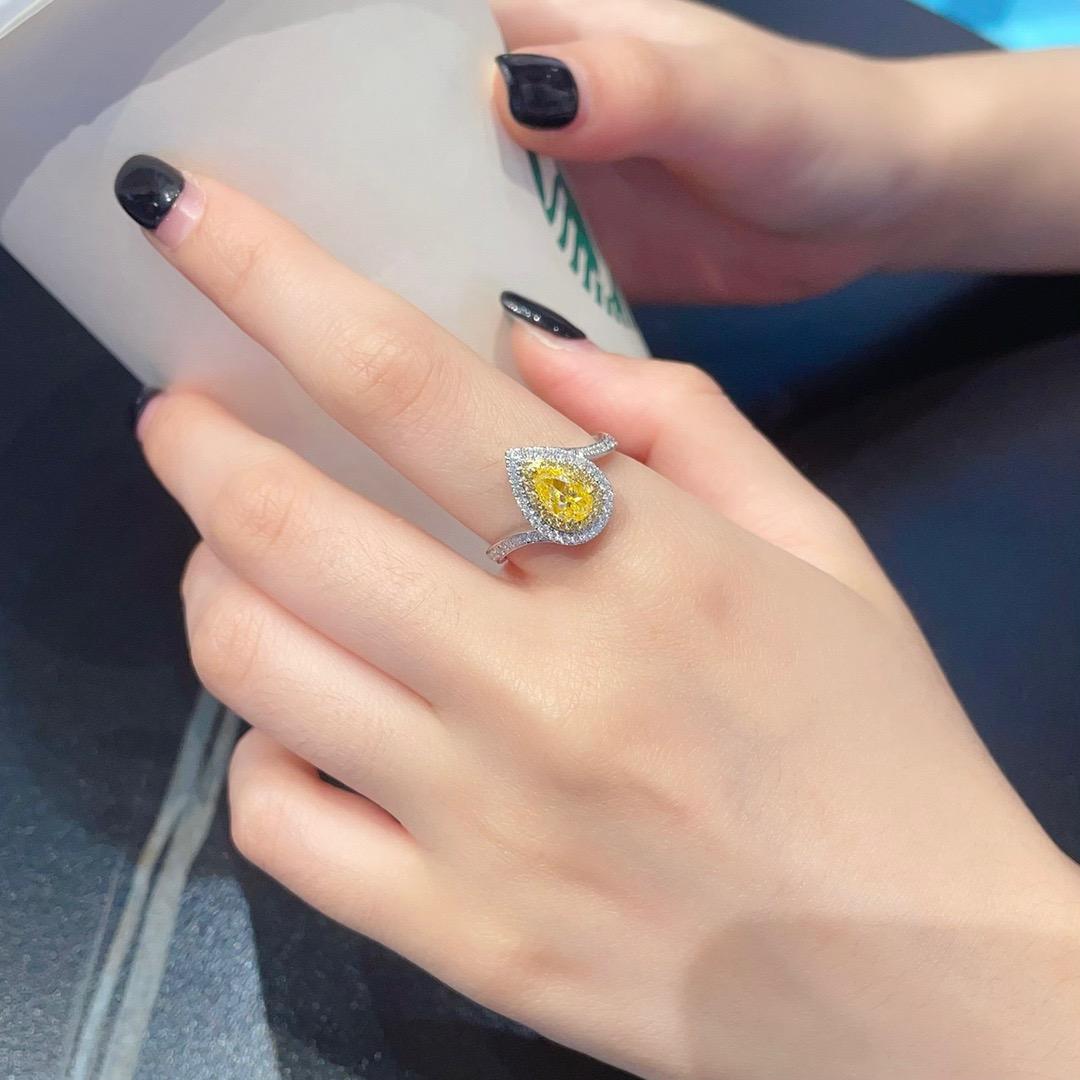 Bague en or blanc 18 carats avec diamants jaunes de 0,71 carat Neuf - En vente à Kowloon, HK