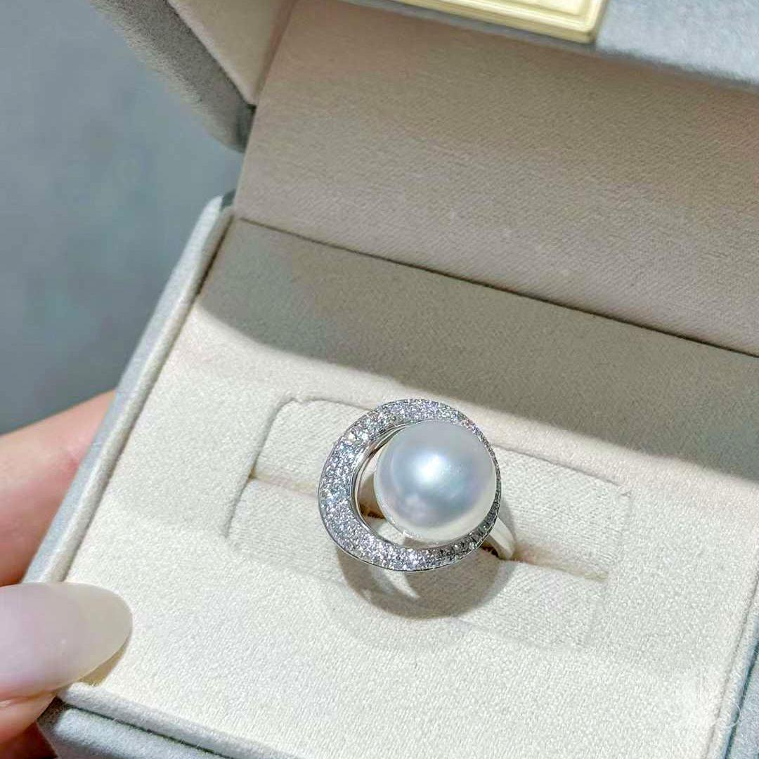 【Lustre Arc】Celestial Curve Aurora 12-13mm South Sea Pearl Ring en vente 3