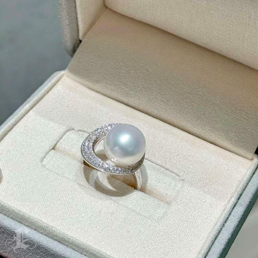 【Lustre Arc】Celestial Curve Aurora 12-13mm South Sea Pearl Ring en vente 4
