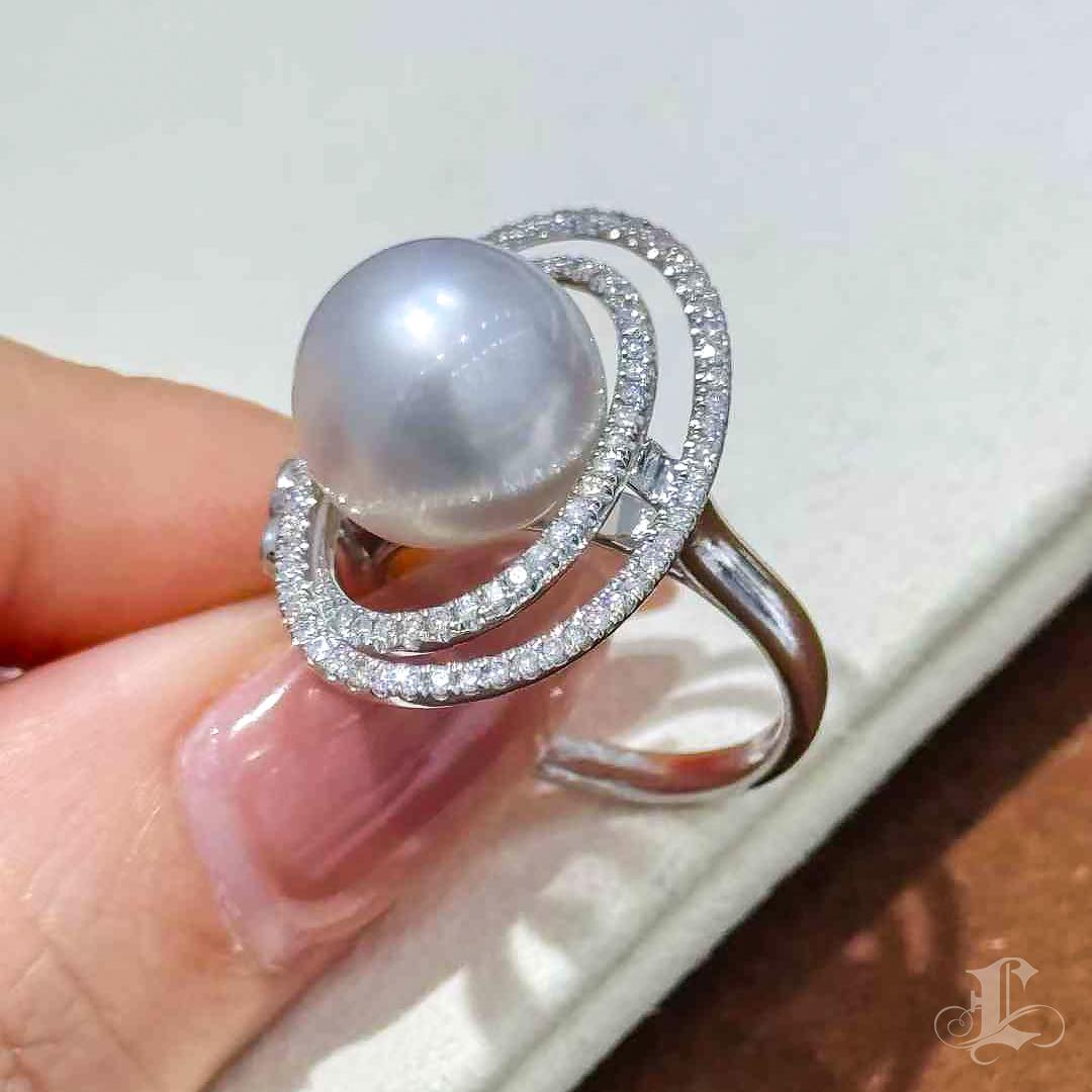 【Lustre Arc】Celestial Orbit Aurora South Sea Pearl Diamond Ring In New Condition For Sale In New York, NY