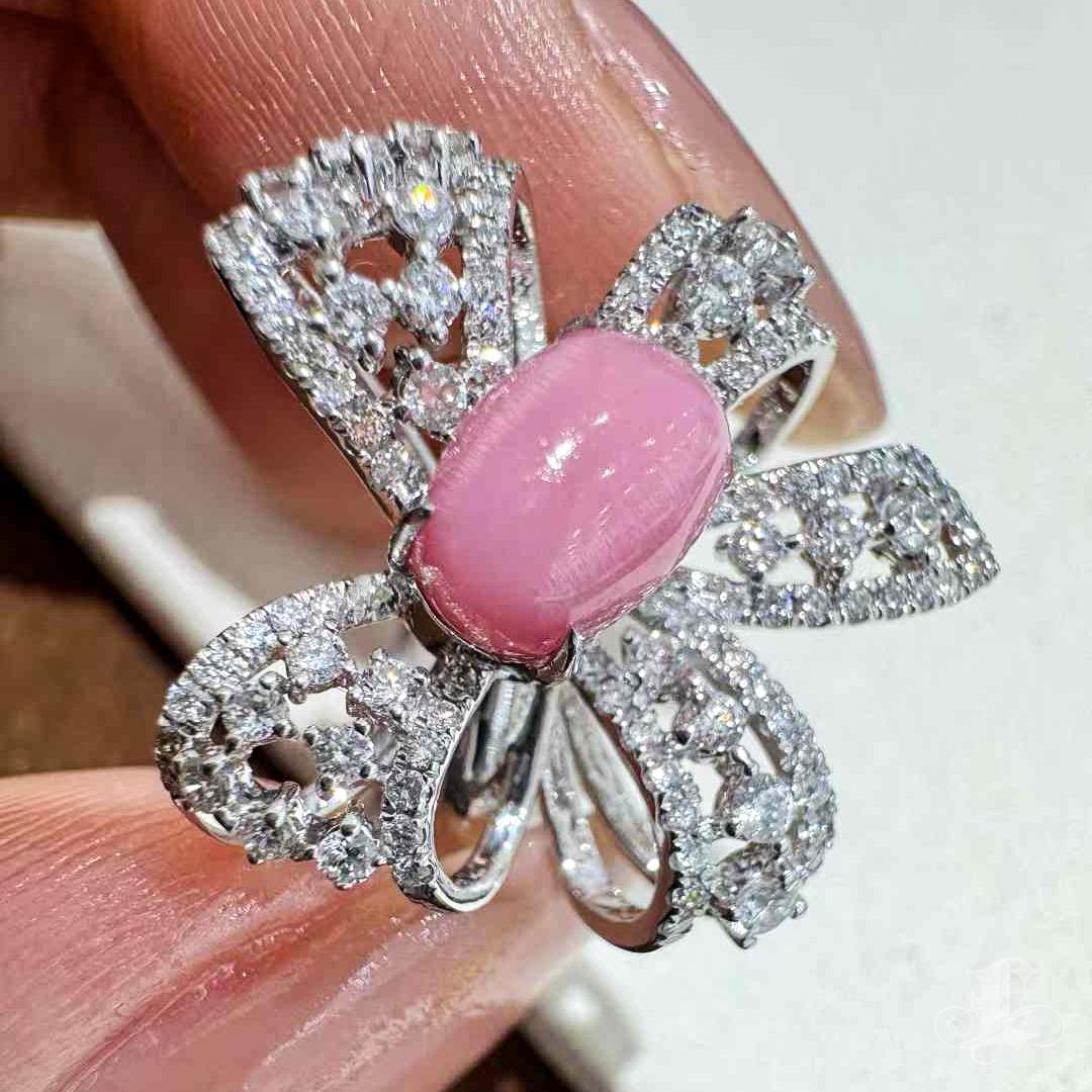 【Conchéa】Ballet Bow Conch Pearl & Diamond Ring — 1.74ct In New Condition For Sale In New York, NY