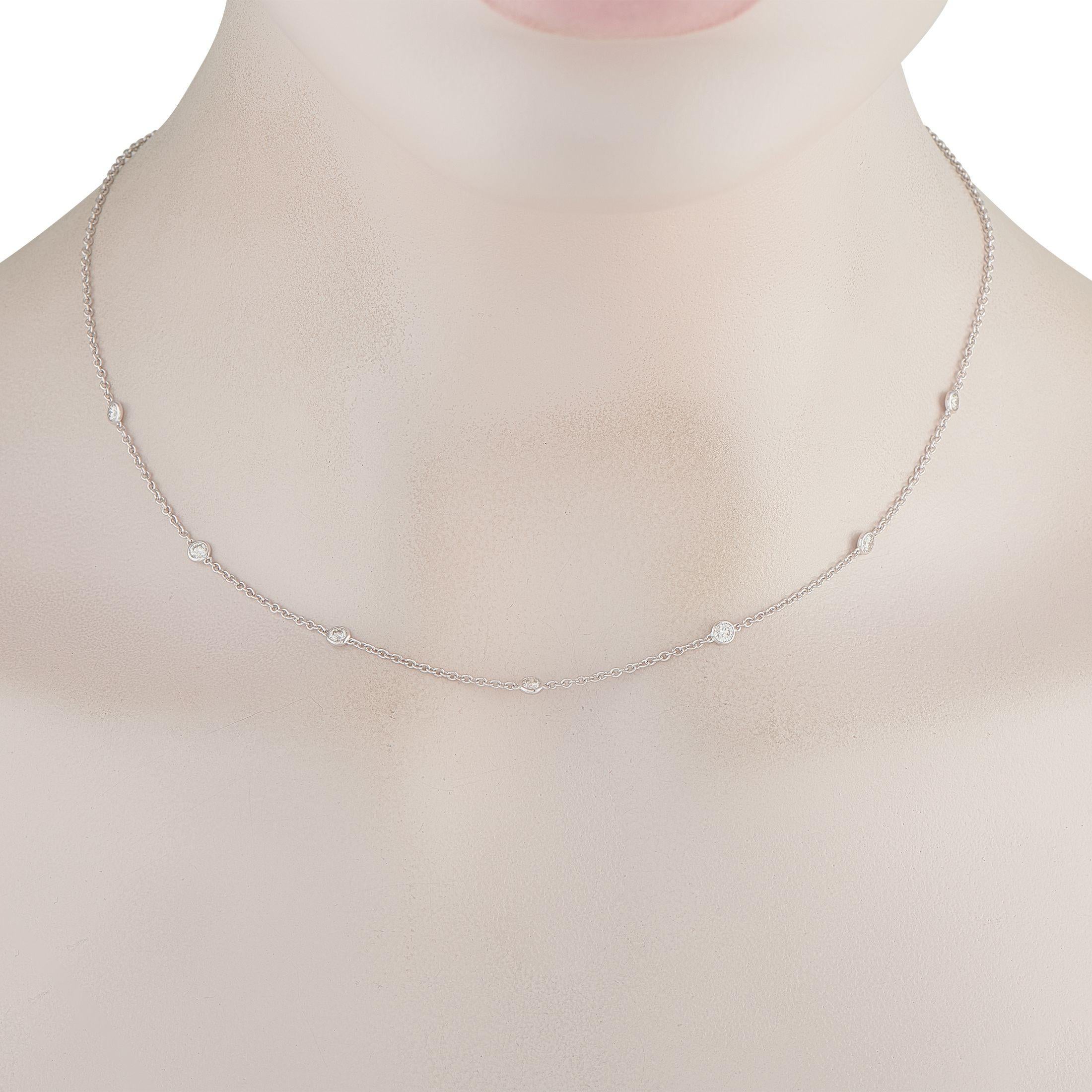 Questa collana sofisticata sarà un'affermazione discreta. Incastonata in oro bianco 18 carati, la delicata catena è impreziosita da una serie di diamanti incastonati per un totale di 0,75 carati. Ideale da indossare tutti i giorni, questo gioiello