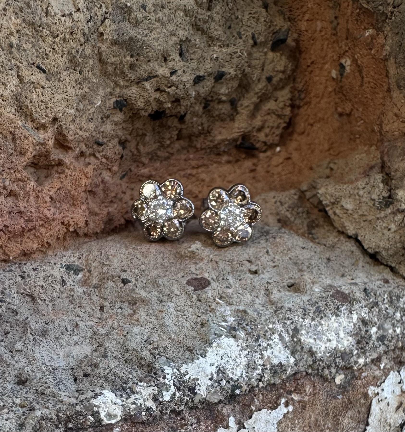 Taglio brillante Orecchini a grappolo in oro bianco 18k con diamanti bianchi e marroni da 0,75 ct. in vendita