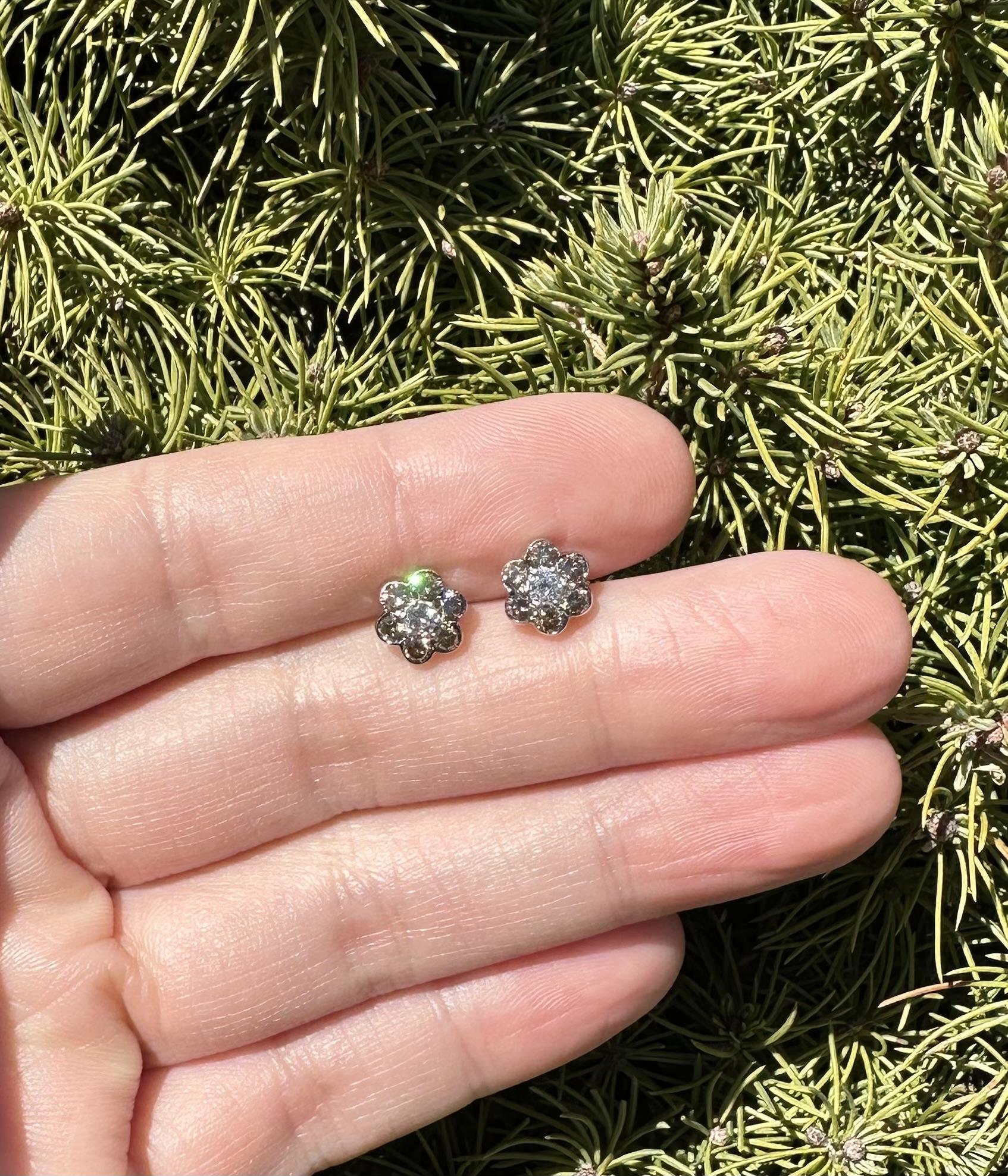 Orecchini a grappolo in oro bianco 18k con diamanti bianchi e marroni da 0,75 ct. In condizioni ottime in vendita a Montclair, NJ
