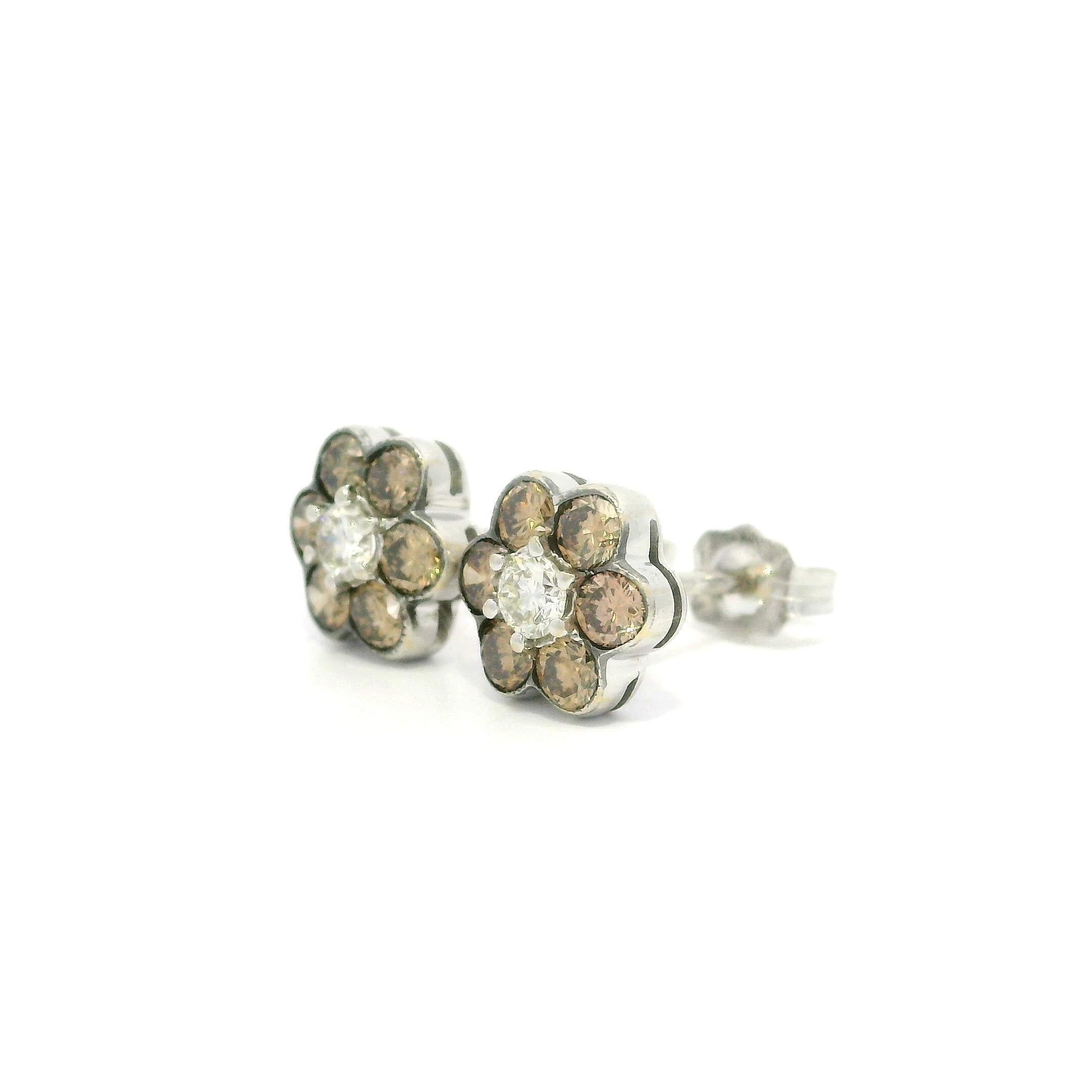 Orecchini a grappolo in oro bianco 18k con diamanti bianchi e marroni da 0,75 ct. in vendita 1