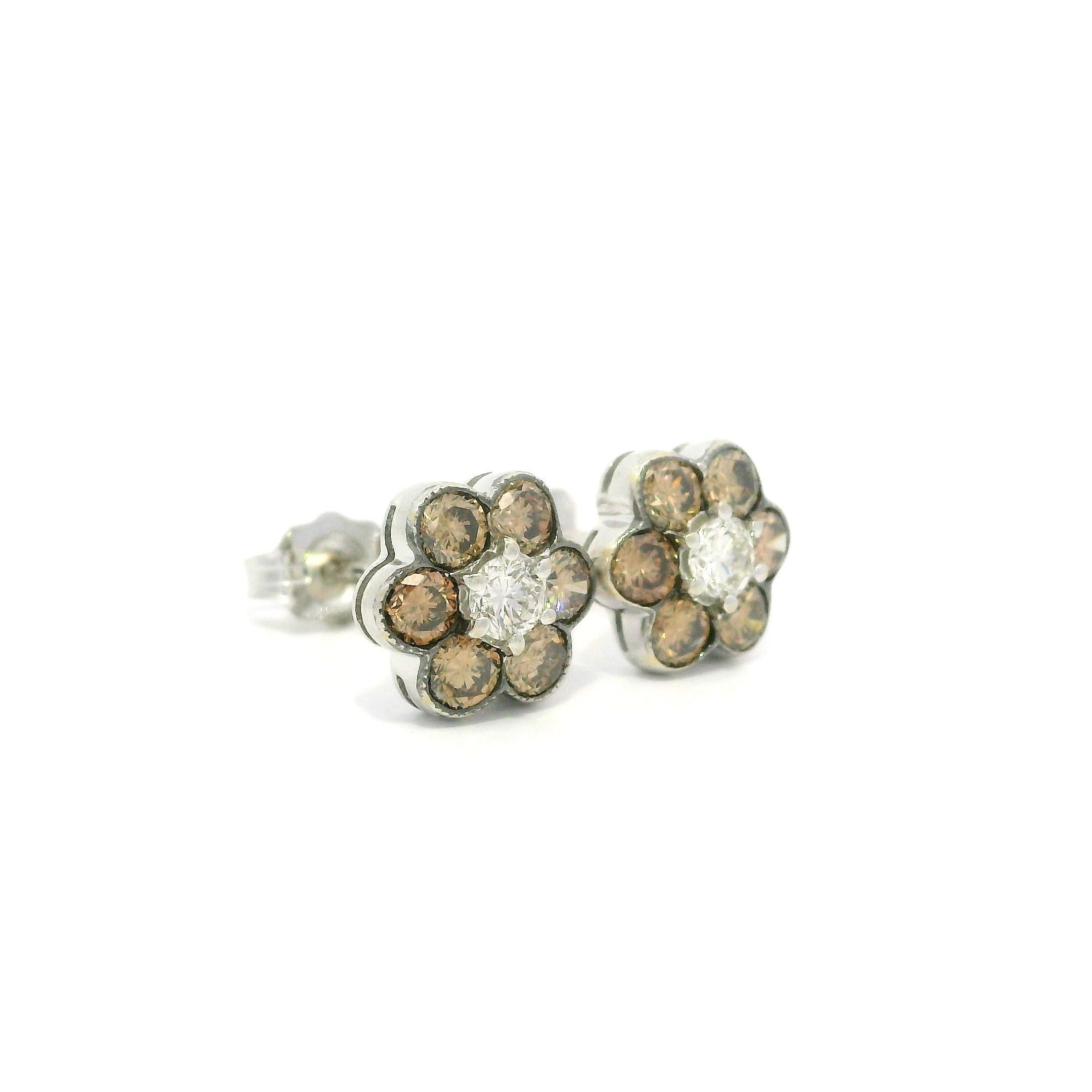 Orecchini a grappolo in oro bianco 18k con diamanti bianchi e marroni da 0,75 ct. in vendita 2