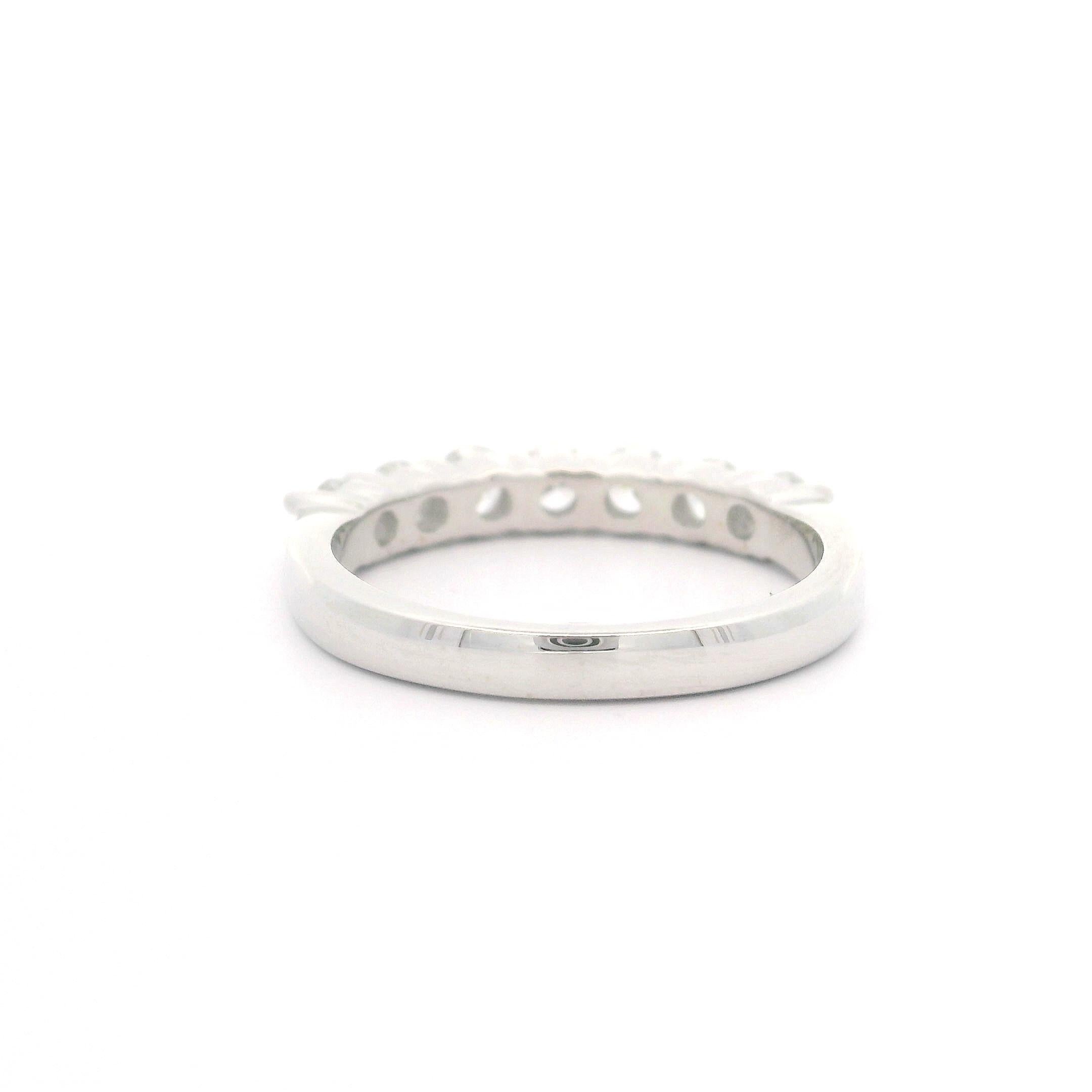 18k White Gold 0.75ctw Round Brilliant Cut Classic 7 Stone Diamond Band Ring For Sale 4